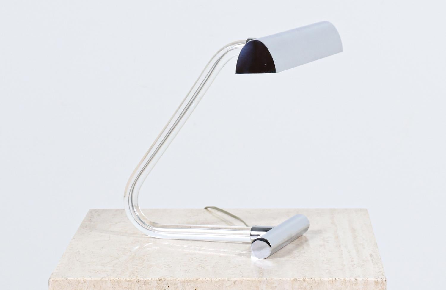 Lampe de table sculptée en lucite et chrome Peter Hamburger 