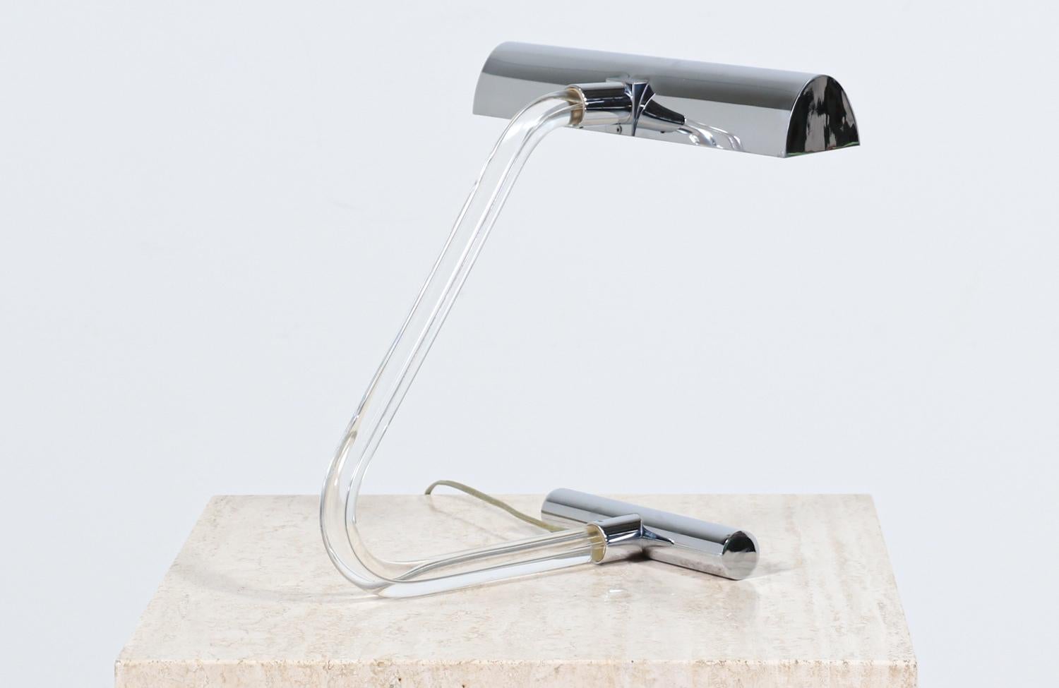 Américain Lampe de bureau « Cordon » sculptée en lucite et chrome de Peter Hamburger en vente