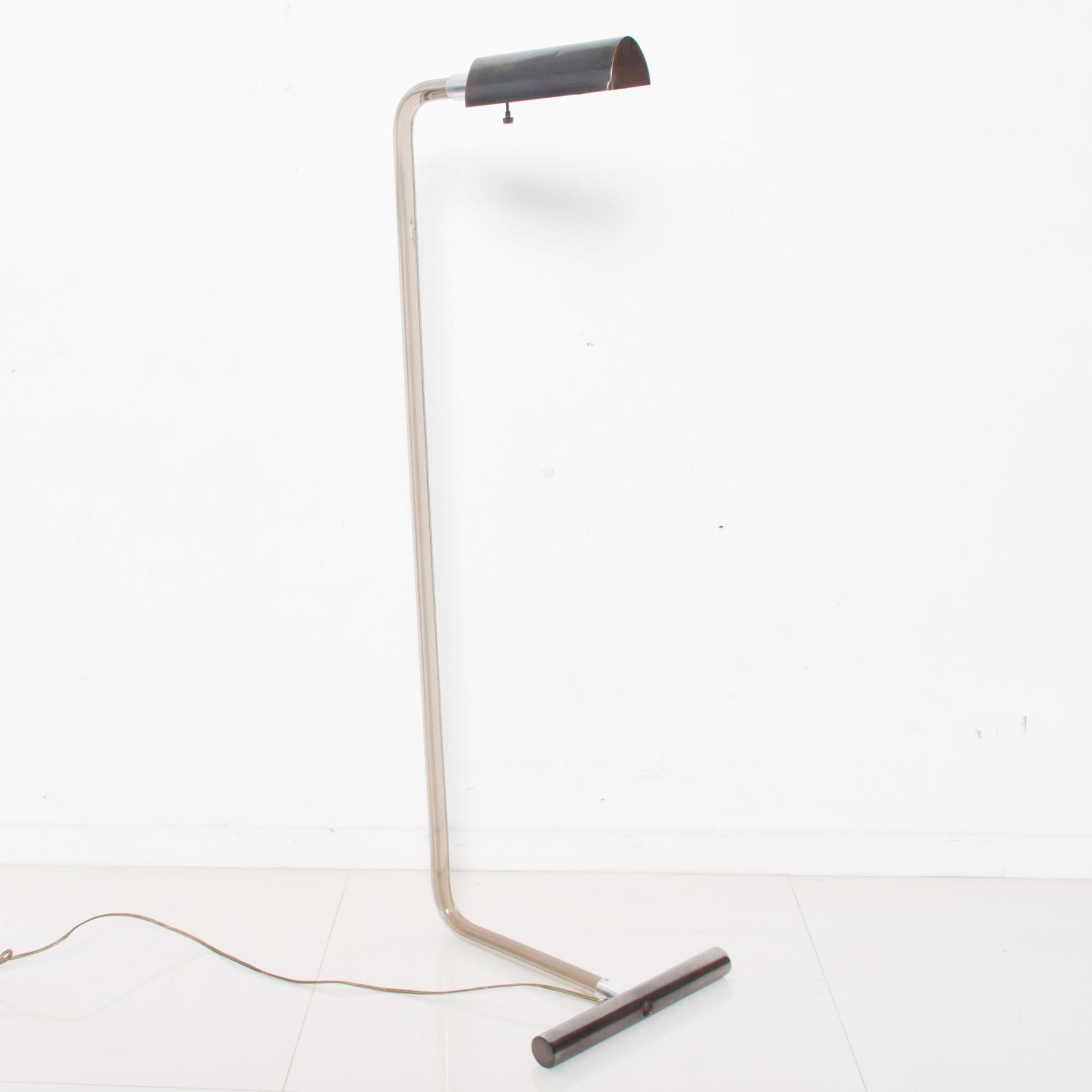 Stylish vintage modern crylicord pharmacy floor lamp in Lucite by Peter Hamburger produced by Kovacs for Knoll. Made in France, 1970s.
Patinated rubbed bronze finish-we must mention a small break on the Lucite. Please see our images. 
Beautifully