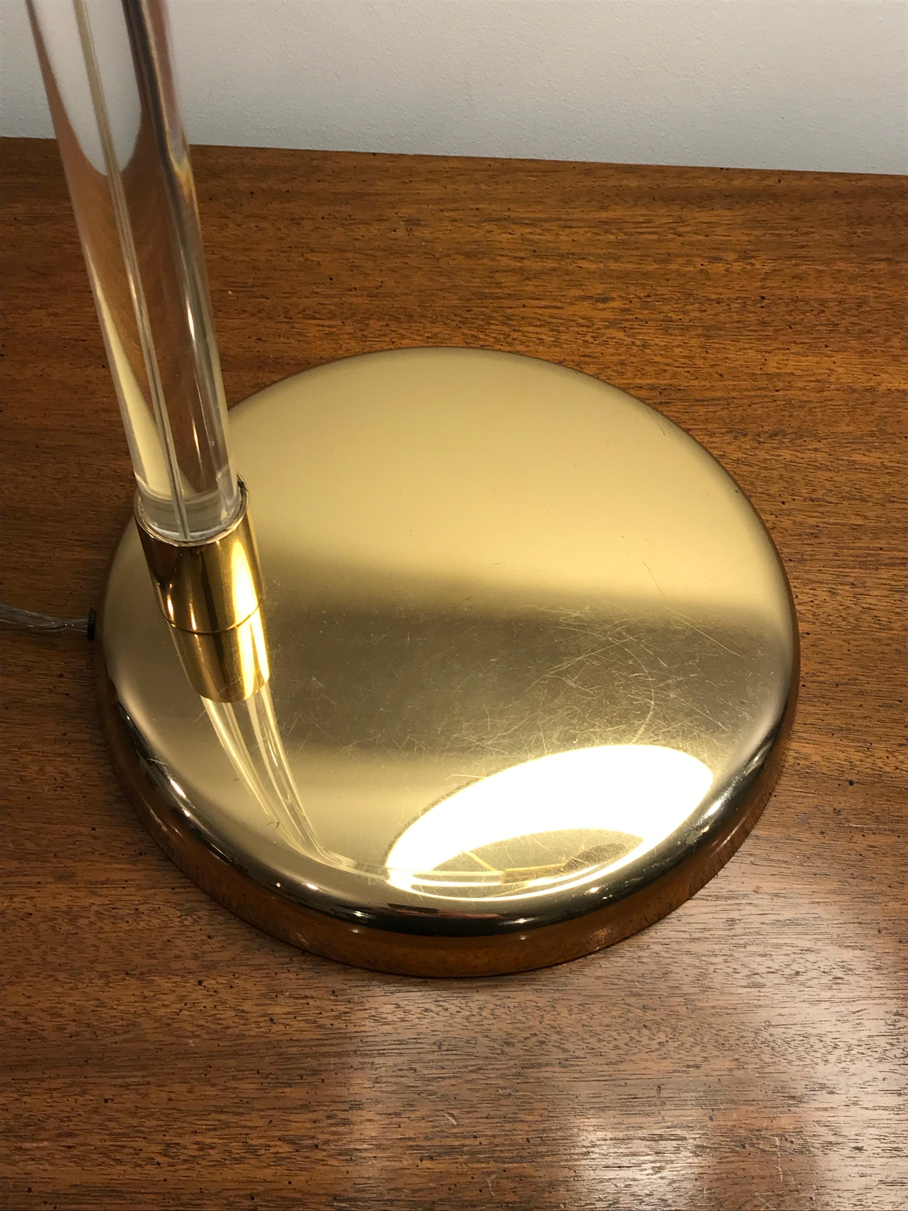 Peter Hamburger for Knoll Acrylic and Polished Brass Table Lamp In Fair Condition For Sale In Bedford Hills, NY