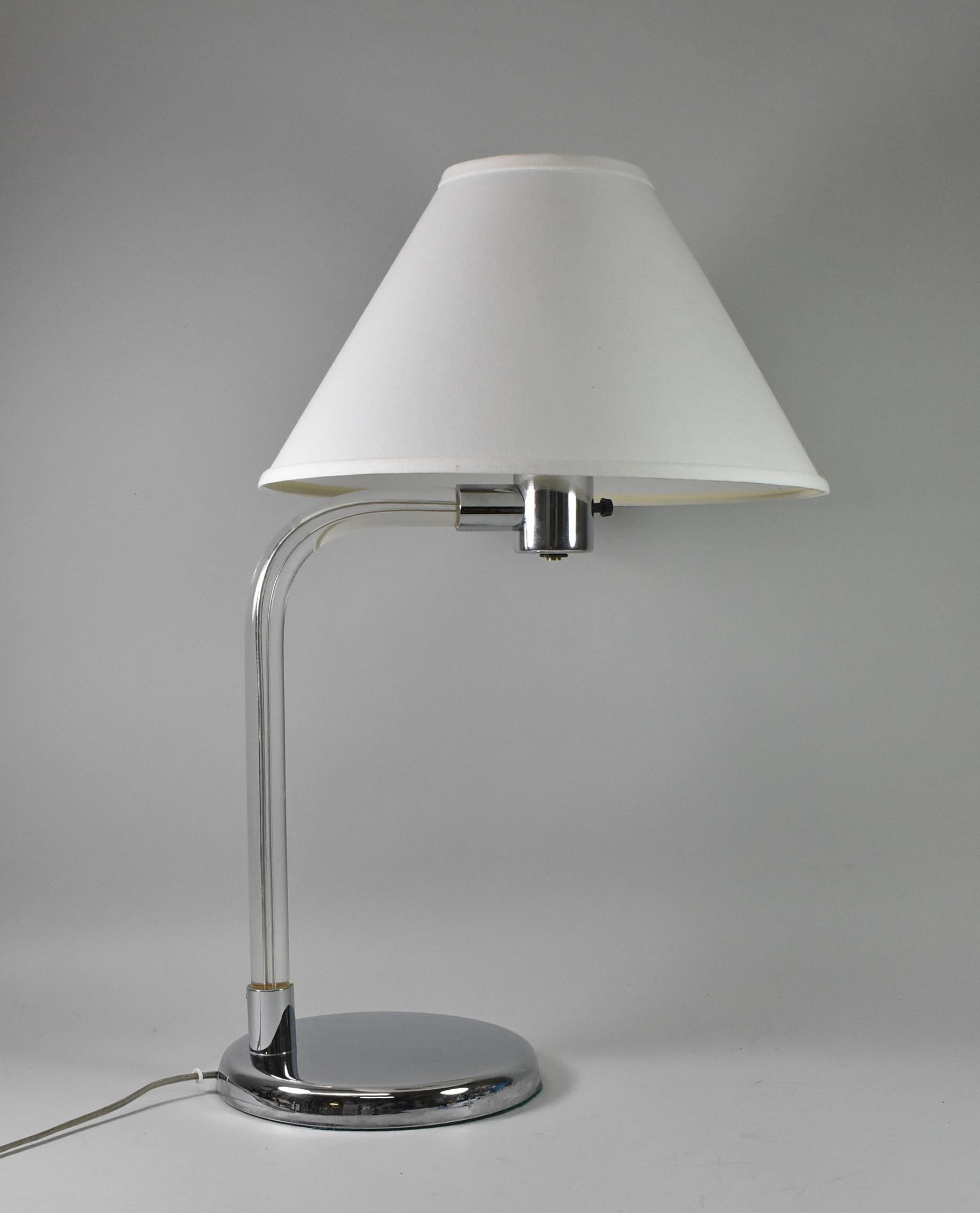 Mid-Century Modern Lampe de bureau mi-siècle chromée et lucite de Peter Hamburger pour Knoll en vente
