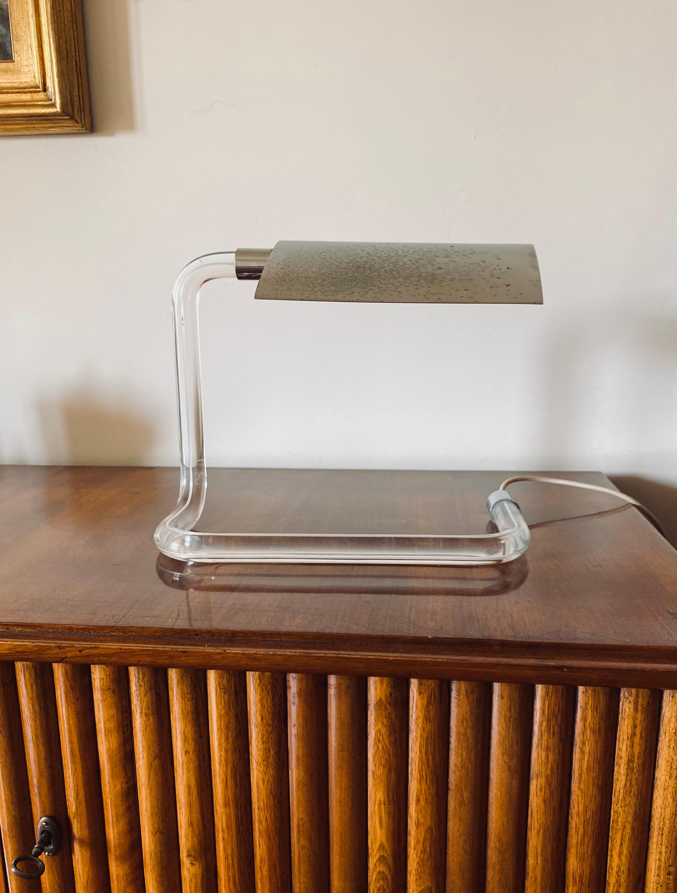 Lampada da tavolo modernista Crylicord disegnata da Peter Hamburger

Knoll International, anni '60

Acrilico con paralume regolabile in metallo cromato.

H 28 cm - 17 x 35 cm

Collezione permanente del Museum of Modern Art.

Condizioni: