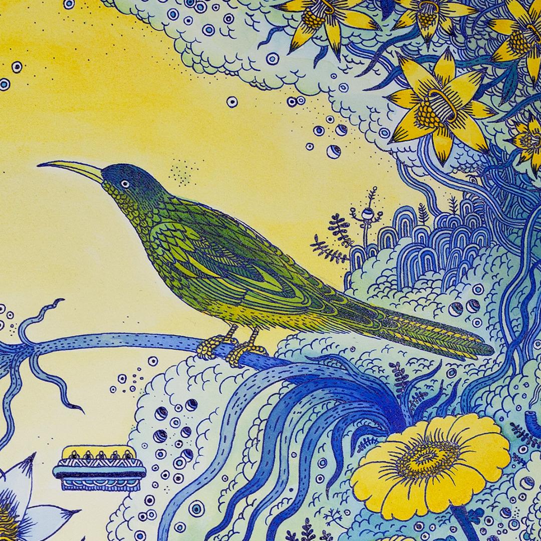 Un hybride animal futuriste est au centre de ce paysage fantastique à l'encre acrylique sur papier aquarelle Arches de Peter Hamlin. La créature ressemblant à un hibou, méticuleusement détaillée dans des tons de bleu cobalt, est fantaisiste et
