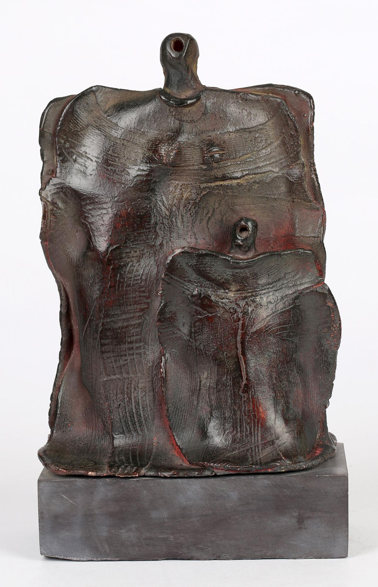 Mère et enfant, Sculpture en poterie d'atelier cuite au four raku de Peter Hayes en vente 5