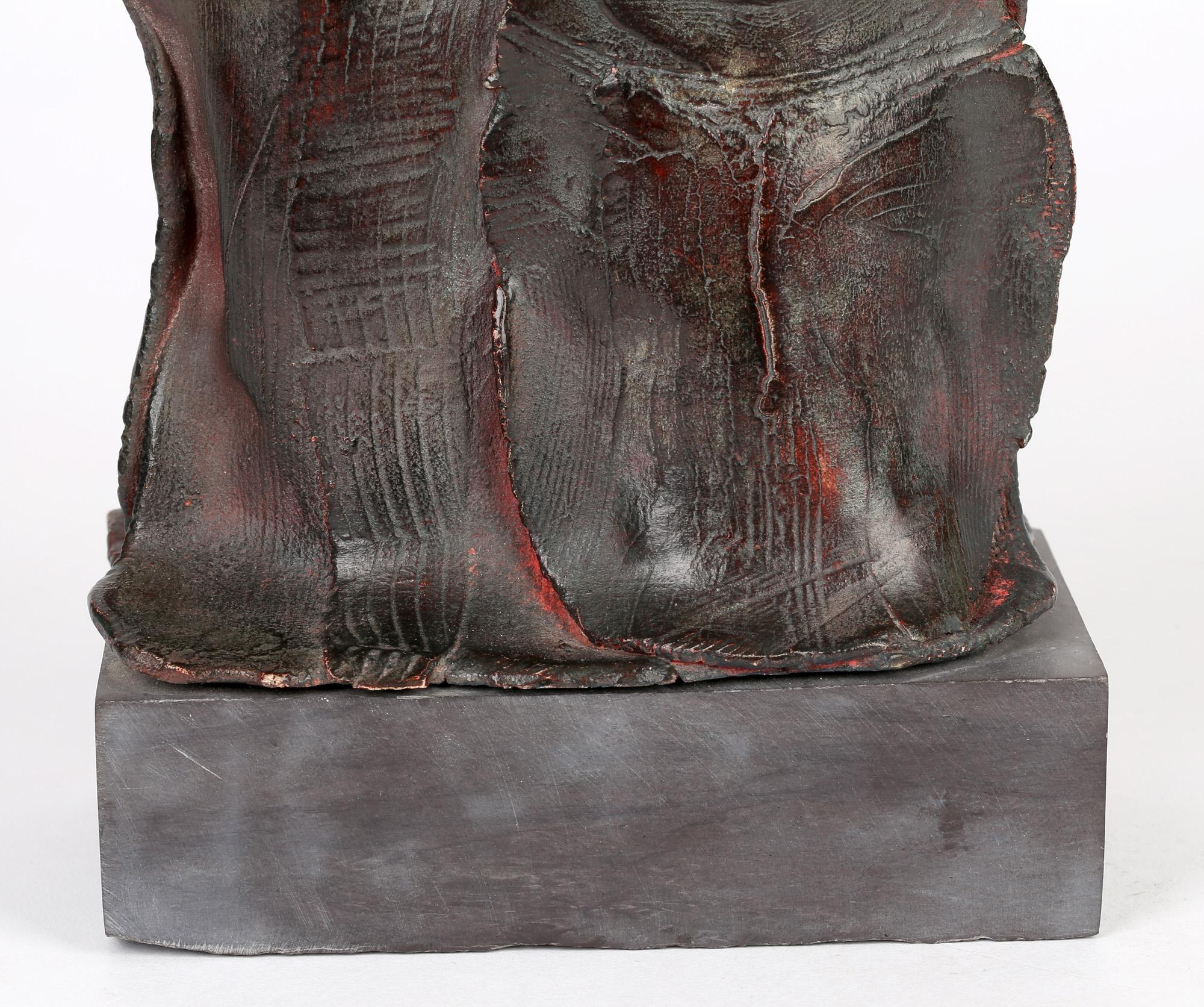 Fait main Mère et enfant, Sculpture en poterie d'atelier cuite au four raku de Peter Hayes en vente