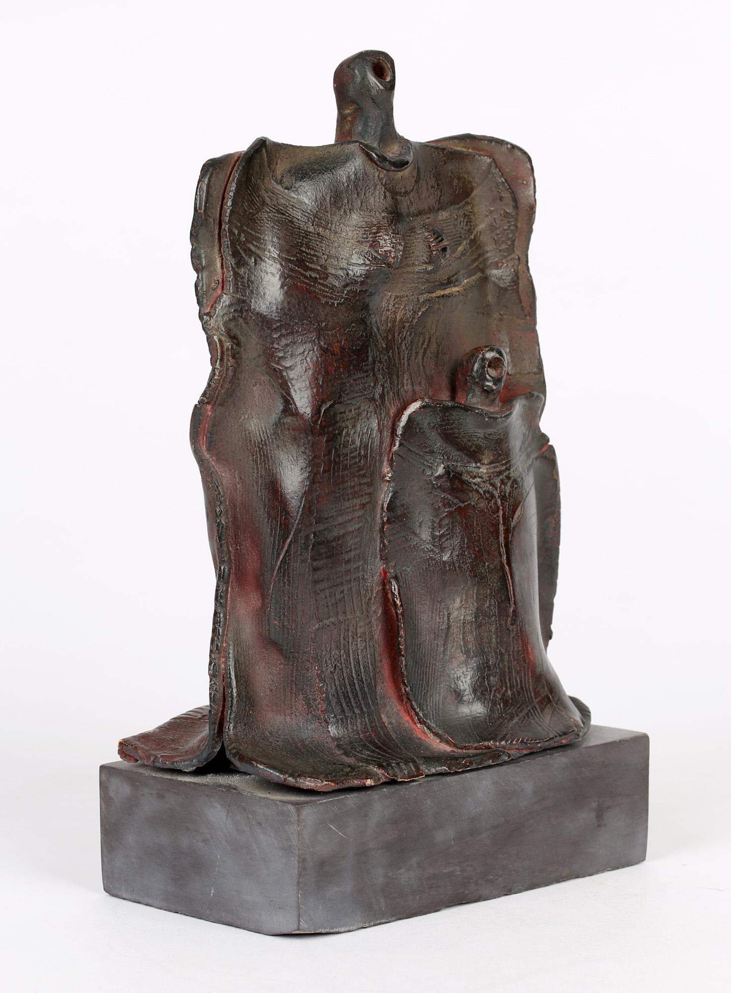 Mère et enfant, Sculpture en poterie d'atelier cuite au four raku de Peter Hayes en vente 1