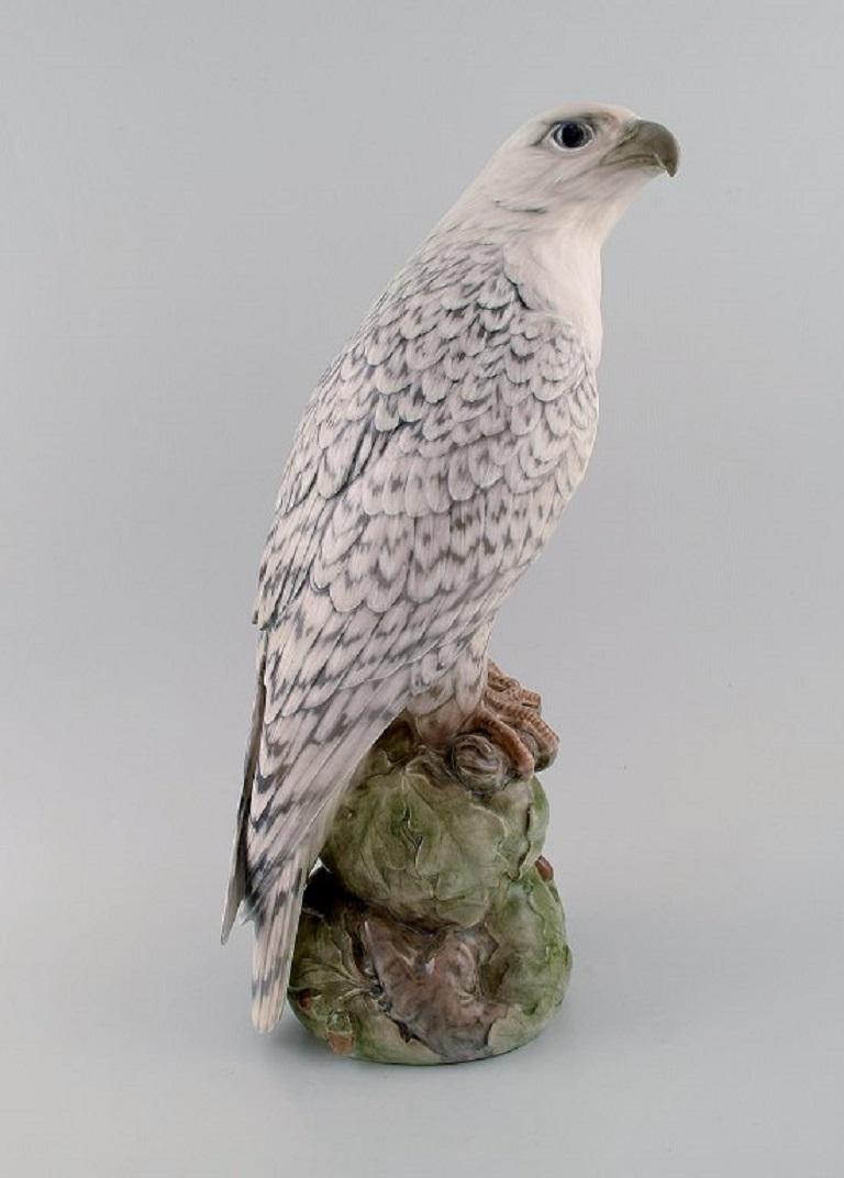 Peter Herold for Royal Copenhagen. Large porcelain figure. Icelandic falcon. 
Model number 1661. 
Dated 1969-1974.
Measures: 40 x 24 cm.
In excellent condition.
1st factory quality.