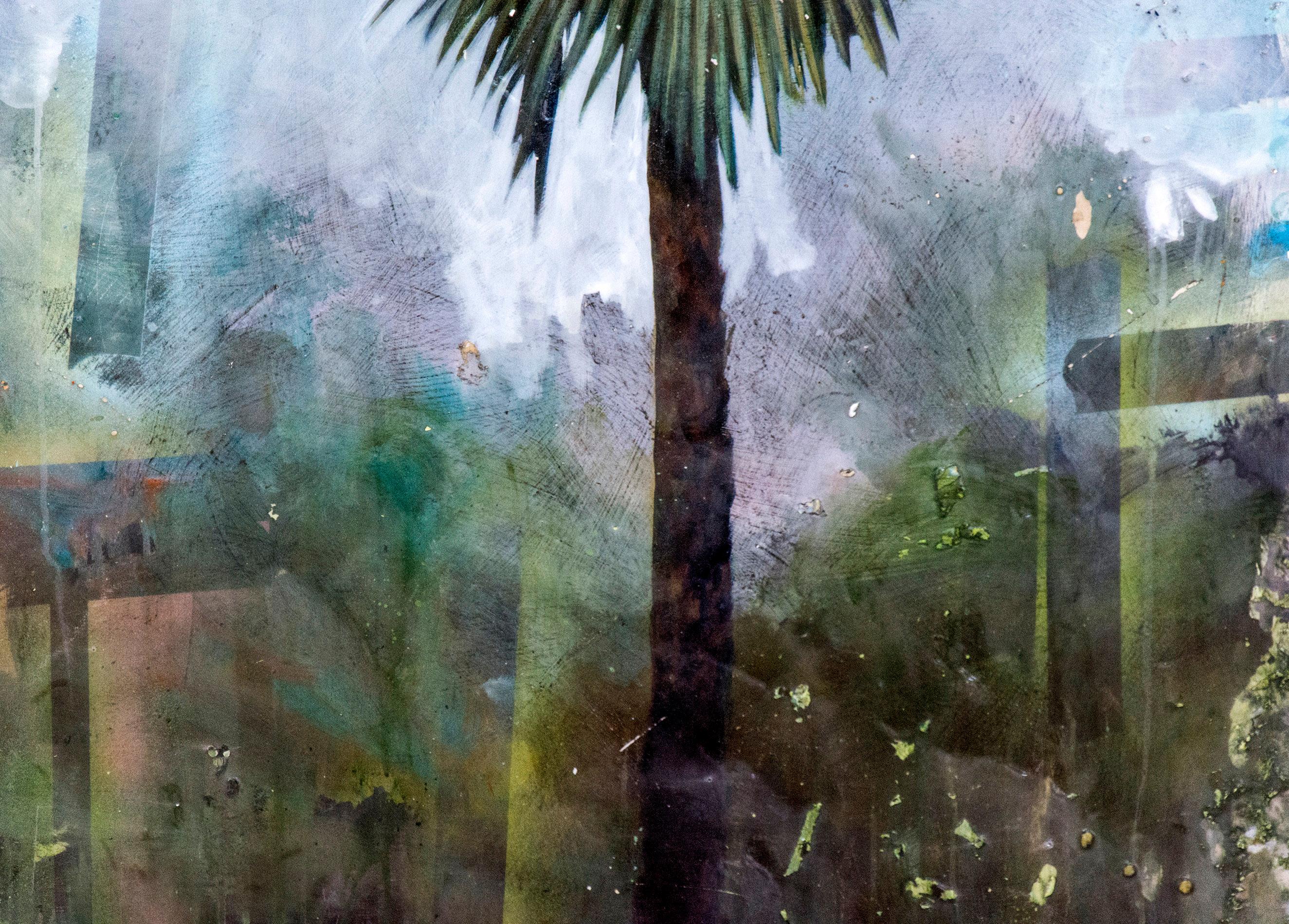 Un palmier majestueux se dresse au milieu d'un enchevêtrement de plantes tropicales dans ce paysage éthéré peint par Peters Hoffer. Le palmier se détache sur un ciel turquoise avec des touches de rose et de vert lime. Les couches de résine brillante