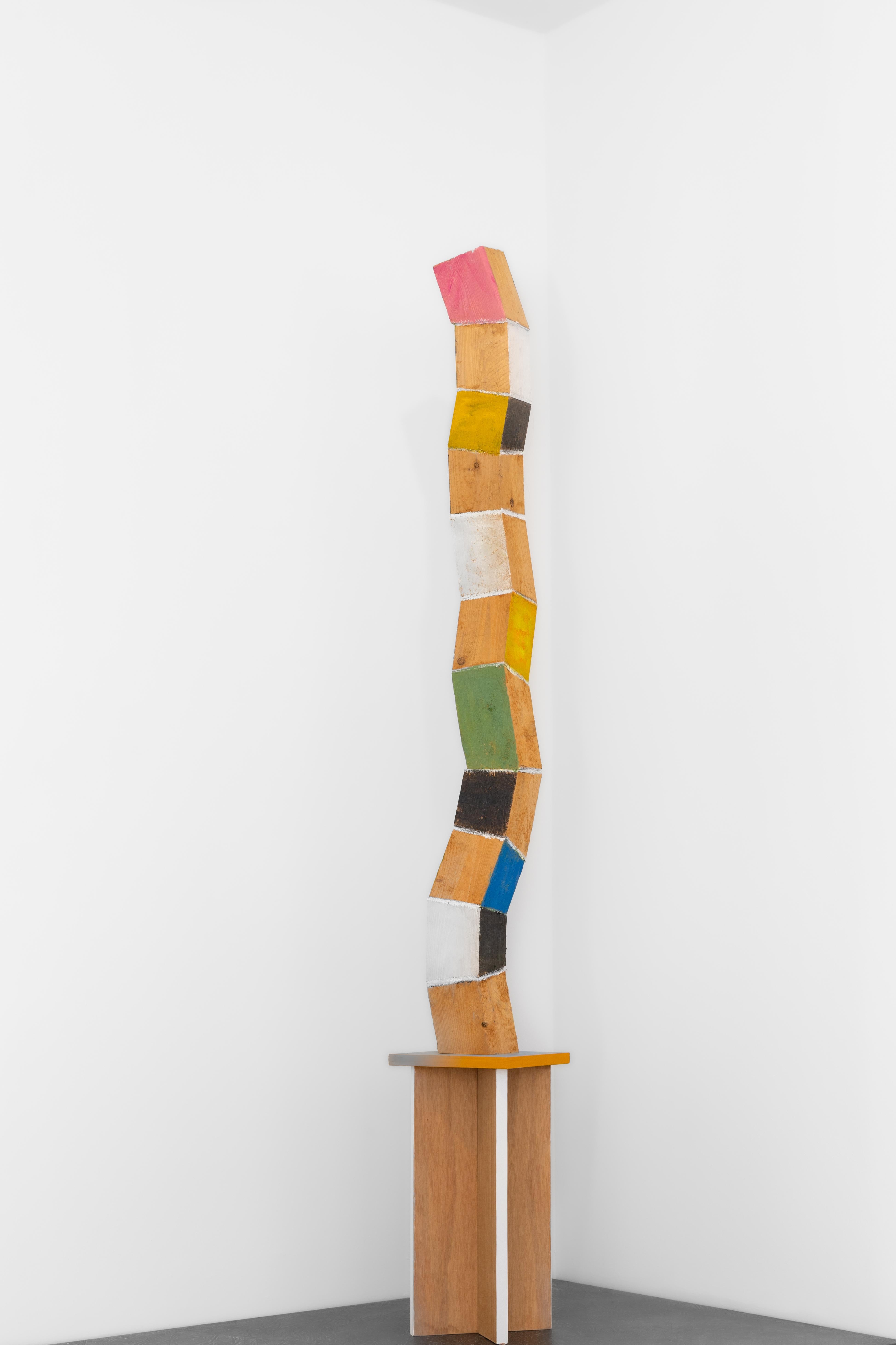 Nouvelle croissance (sculpture de tour debout verticale en bois courbé et multicolore)  - Marron Abstract Sculpture par Peter Hoffman
