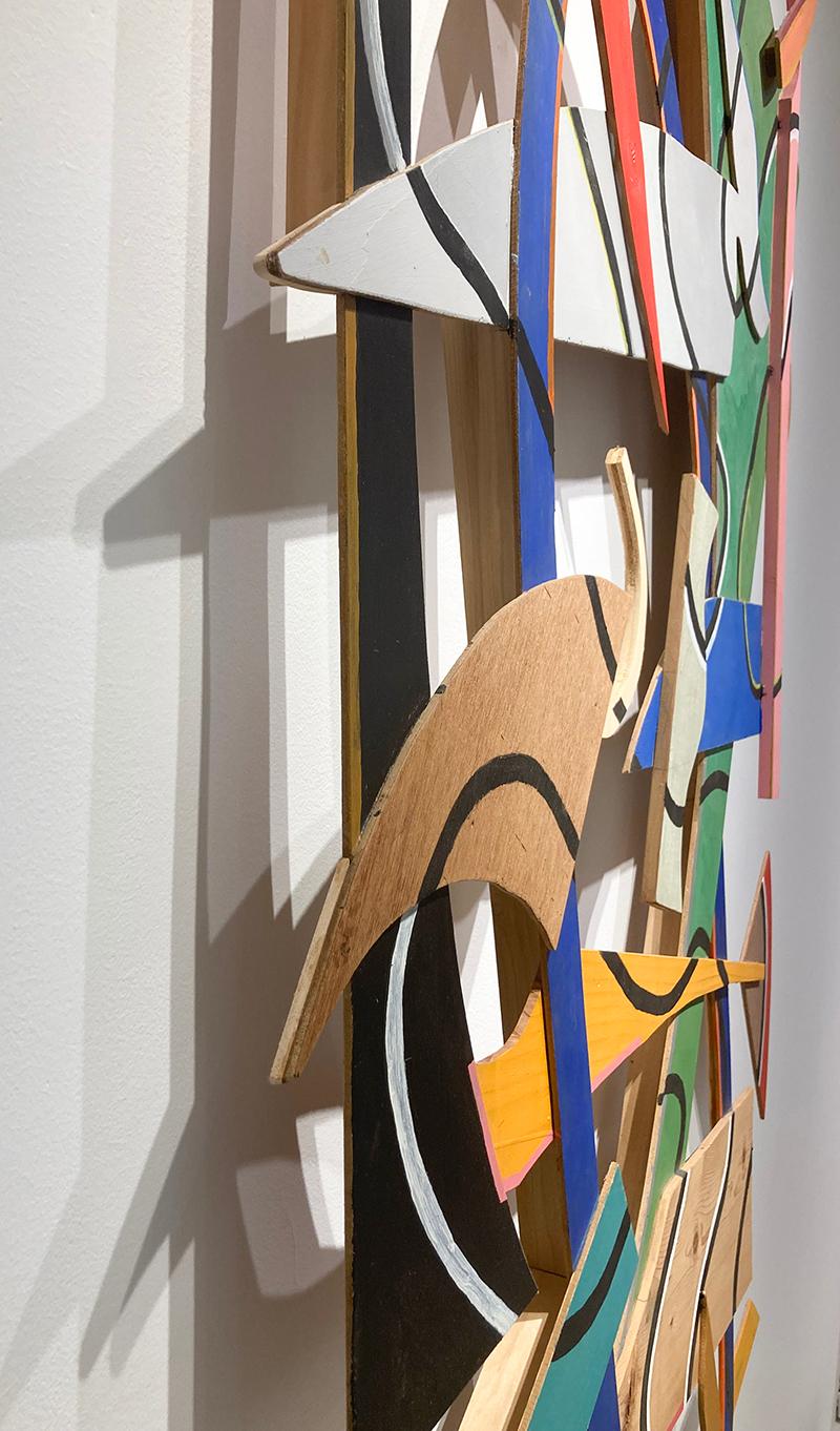 Große vertikale abstrakte dreidimensionale Wandskulptur aus Holz mit bunten Acrylfarben in Blau, Rot, Gelb und Rot
