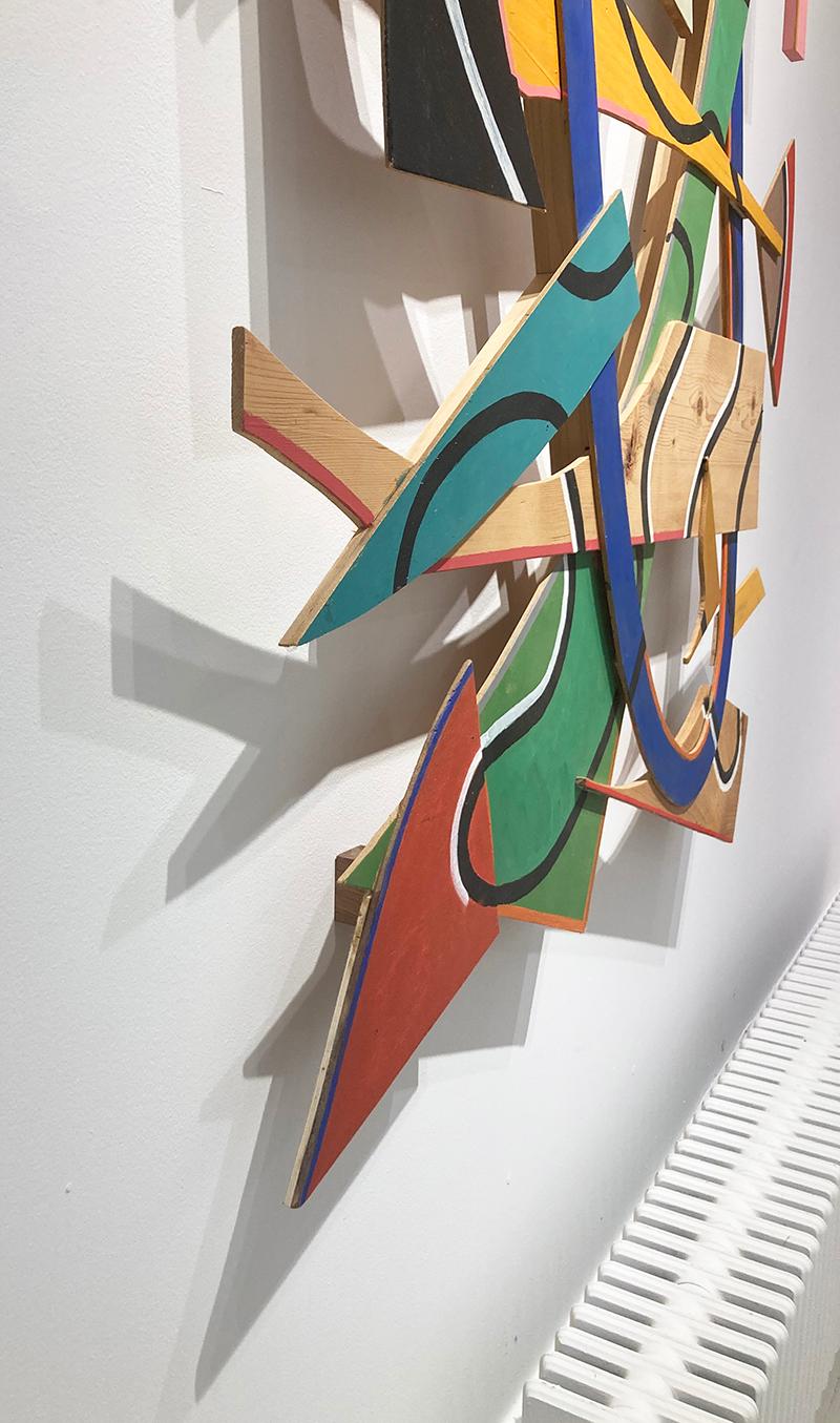 Ultramarin Oval (Farbene abstrakte dreidimensionale Holz-Wandskulptur)  im Angebot 1