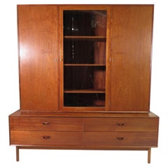 Rare armoire danoise en teck massif du milieu du siècle par Peter Hvidt, 1955