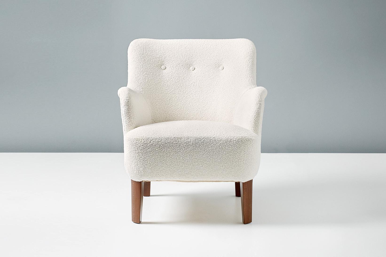 Peter Hvidt

Modell 1748 Sessel, ca. 1940er Jahre

Dieser elegante Loungesessel mit niedriger Rückenlehne wurde in den späten 1940er Jahren von Fritz Hansen in Dänemark von dem Meisterdesigner Peter Hvidt hergestellt. Die Buchenholzbeine wurden