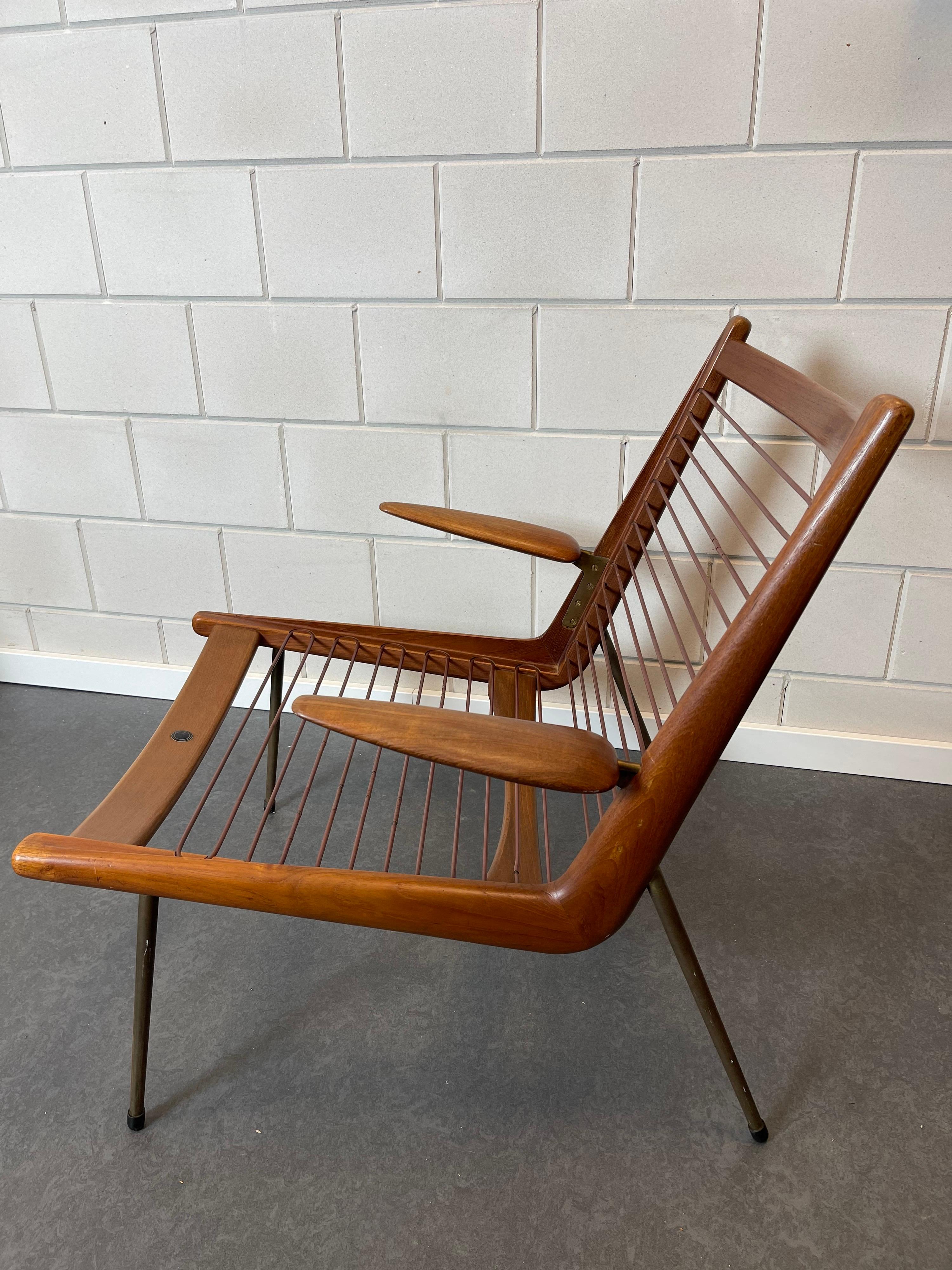 Peter Hvidt et Orla Mølgaard Nielsen sont le duo danois qui a conçu cette chaise facile.
La chaise s'appelle la chaise Calle. L'exemplaire en vente est une première version. Conçue dans les années 1950. Il s'agit de la version en teck avec des