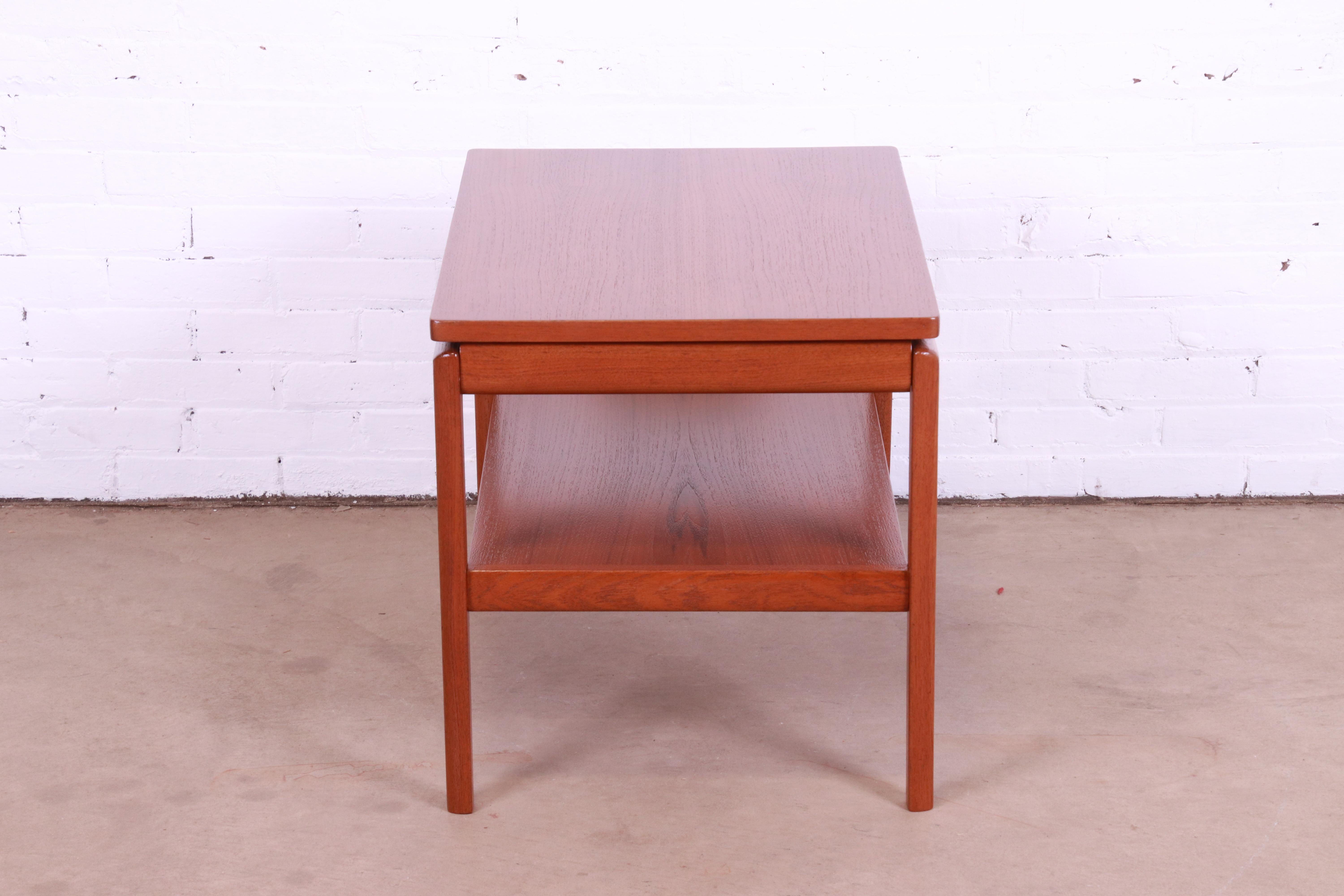 Mid-Century Modern Table d'appoint moderne danoise en teck attribuée à Peter Hvidt et Orla Mlgaard-Nielsen en vente