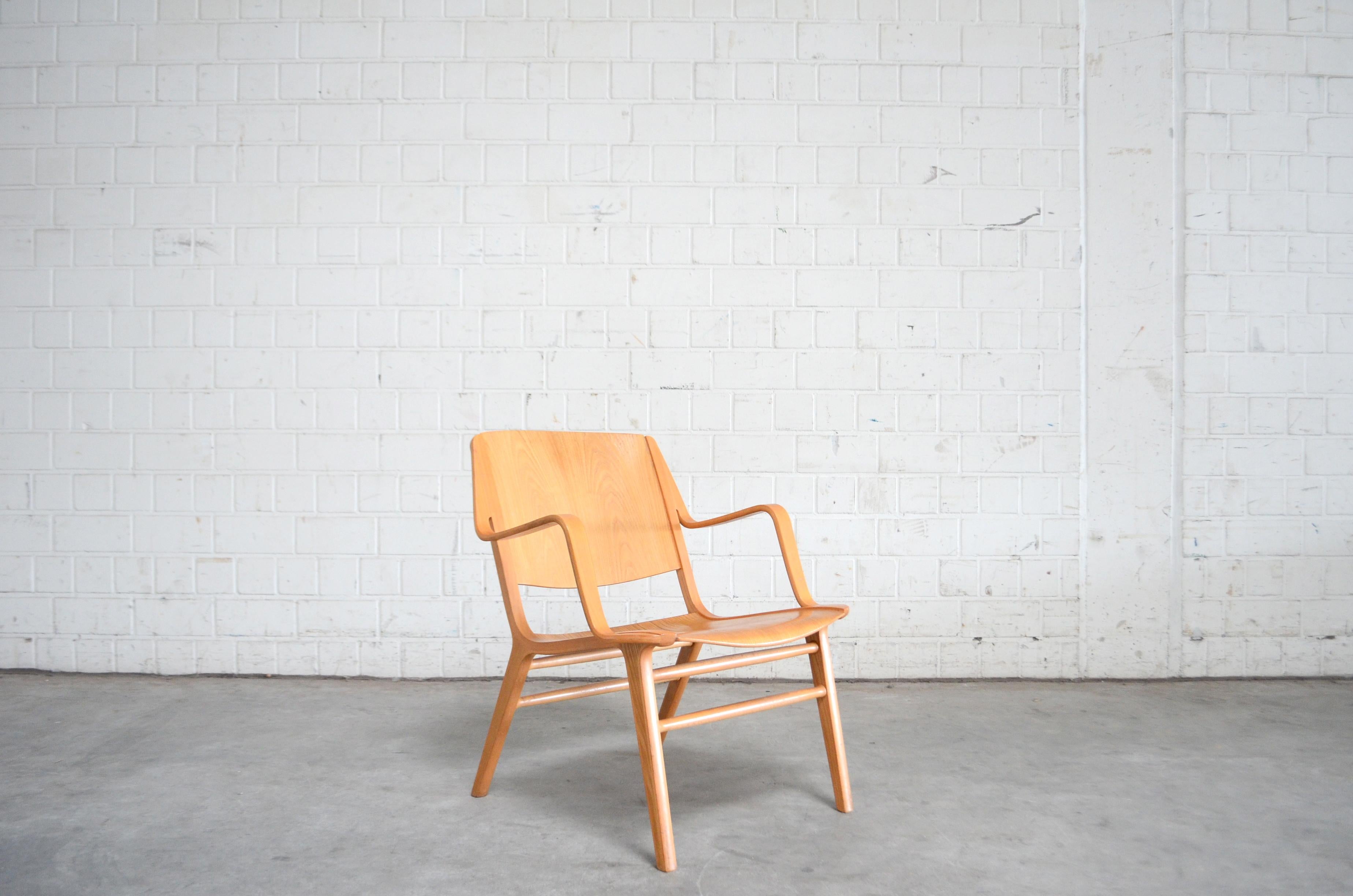 Peter Hvidt et Orla Mølgaard-Nielsen AX easy lounge armchair pour Fritz Hansen.
Bois de chêne laqué.
Bras en bois de hêtre.
Fauteuil classique danois très confortable.
   