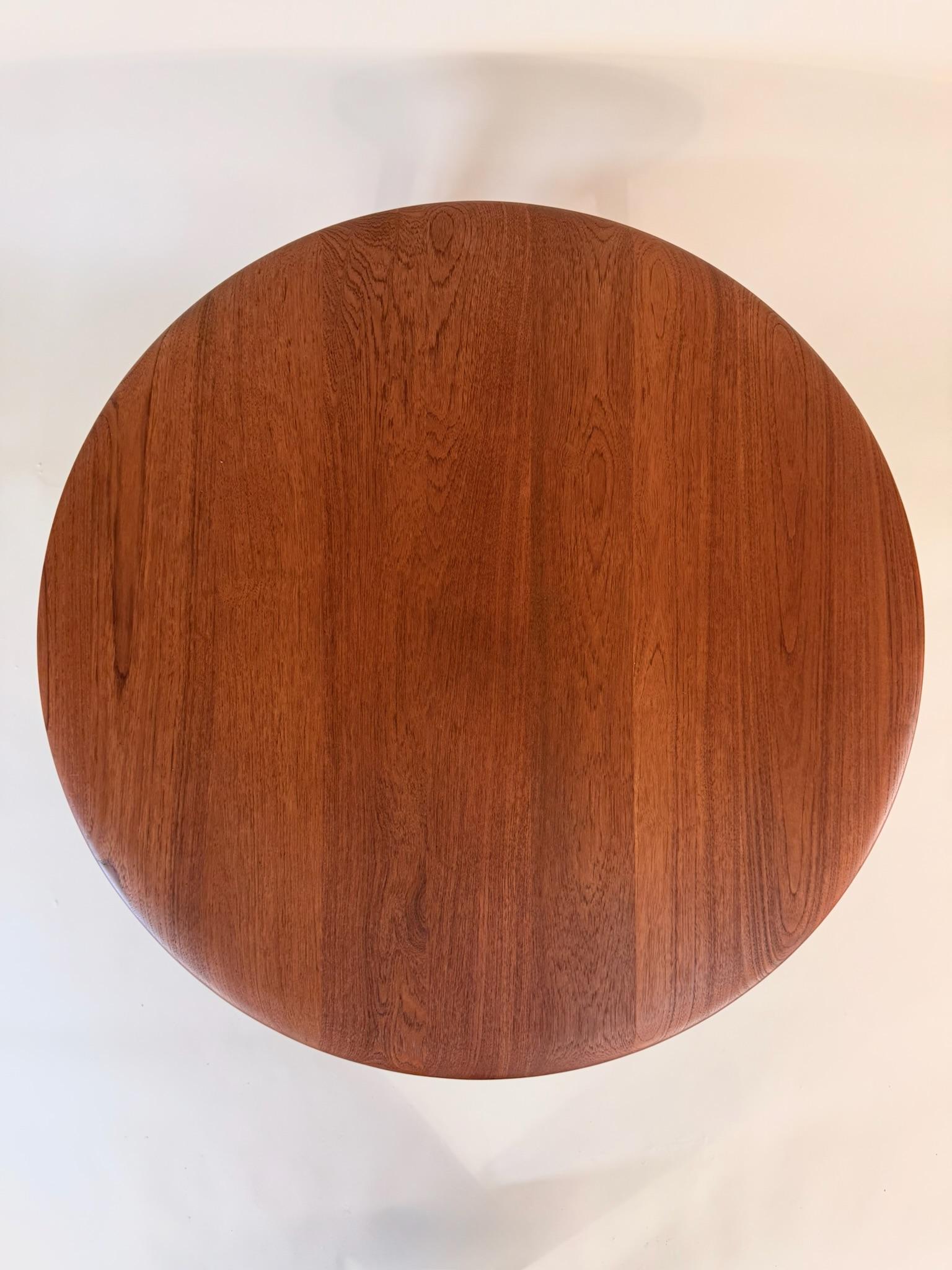 Table basse ronde en teck massif de Peter Hvidt & Orla Mølgaard-Nielsen  Danemark, 19 en vente 2
