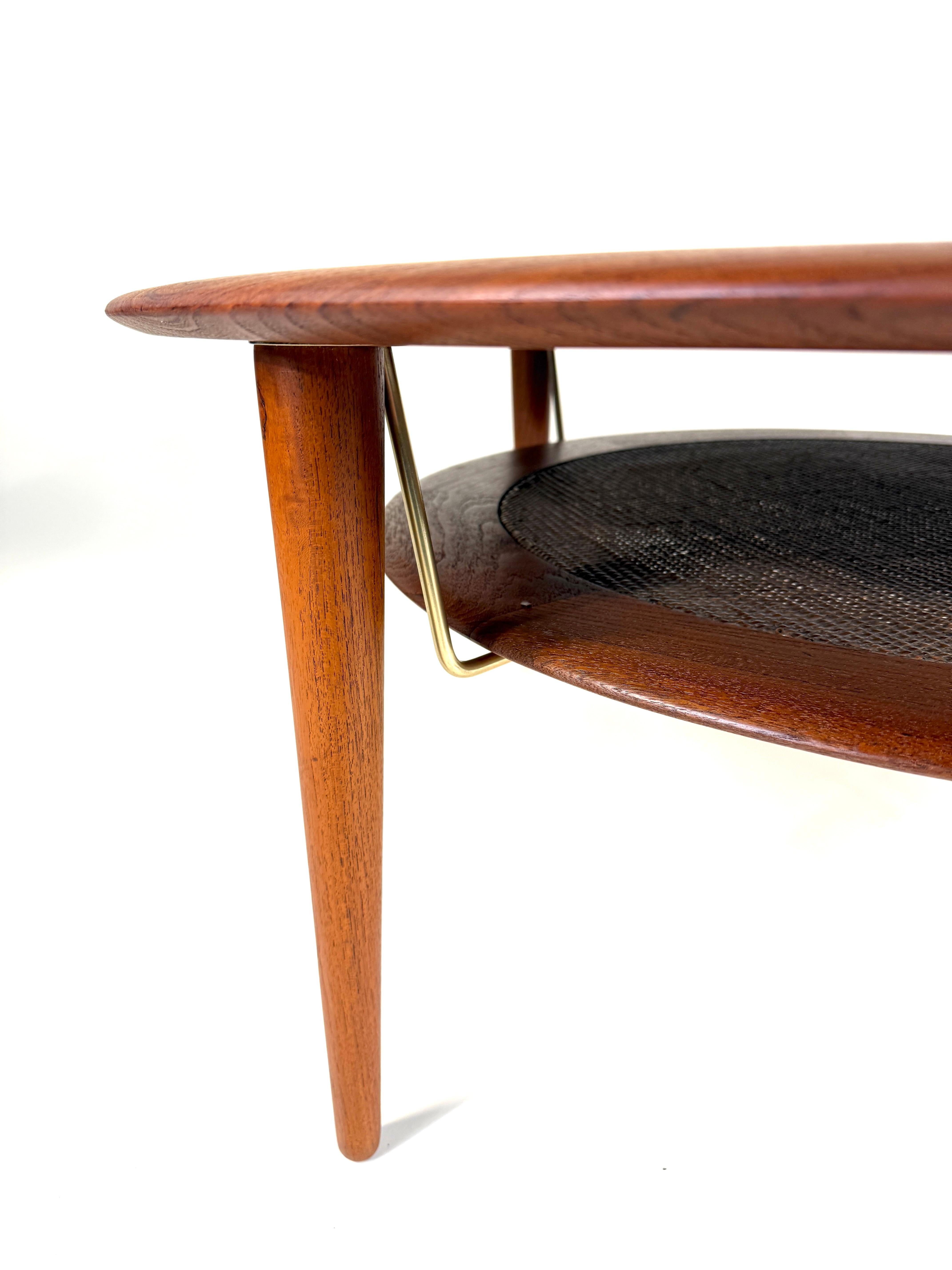 Eleva il tuo spazio abitativo con questo eccezionale tavolino rotondo Mid-Century Modern di Peter Hvidt & Orla Mølgaard-Nielsen, realizzato in Danimarca negli anni Cinquanta. Celebre duo di designer, Hvidt & Mølgaard erano noti per le loro forme