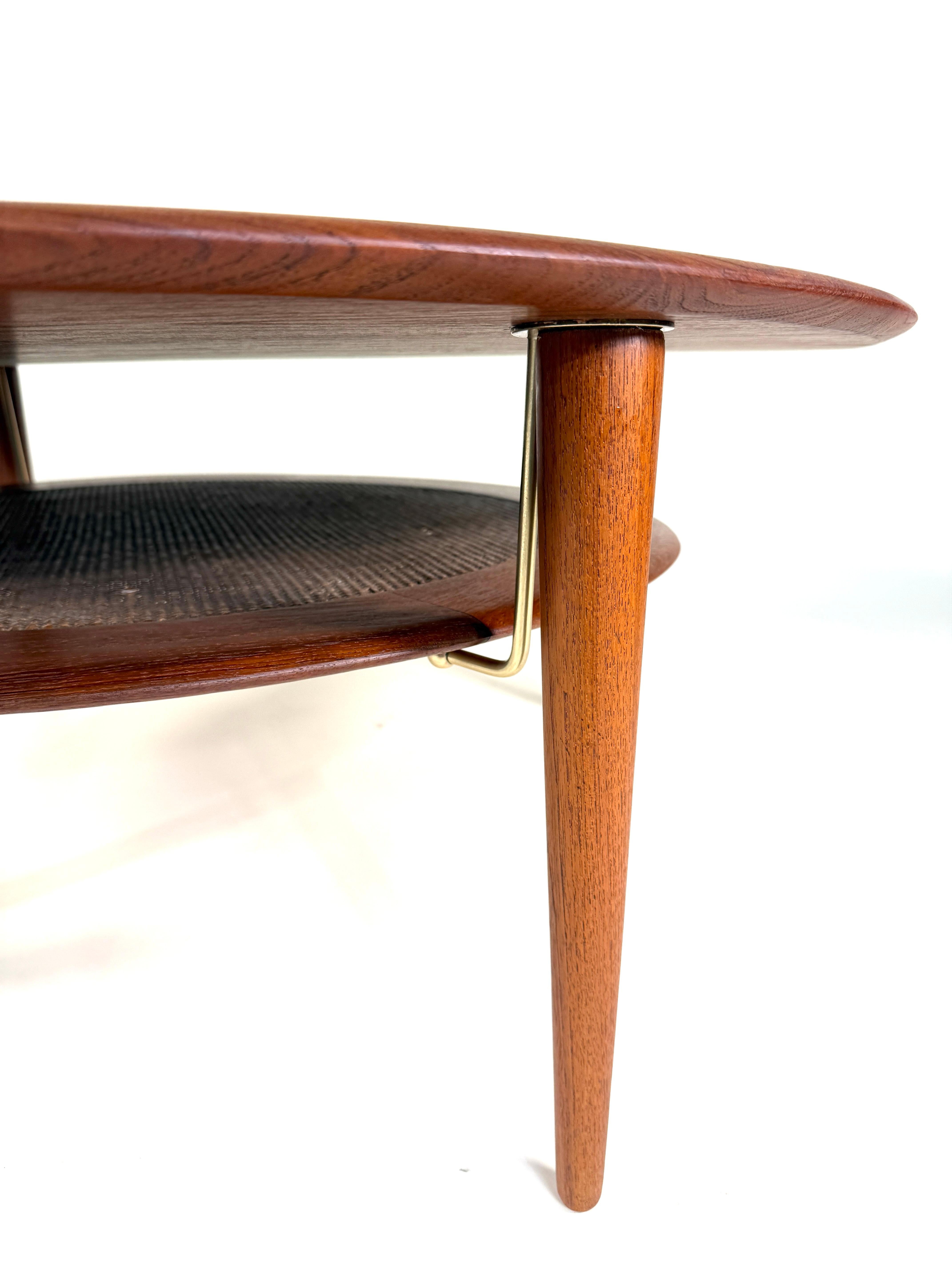 Scandinavo moderno Peter Hvidt & Orla Mølgaard-Nielsen Tavolino da caffè rotondo in teak massiccio  Danimarca, 19 in vendita