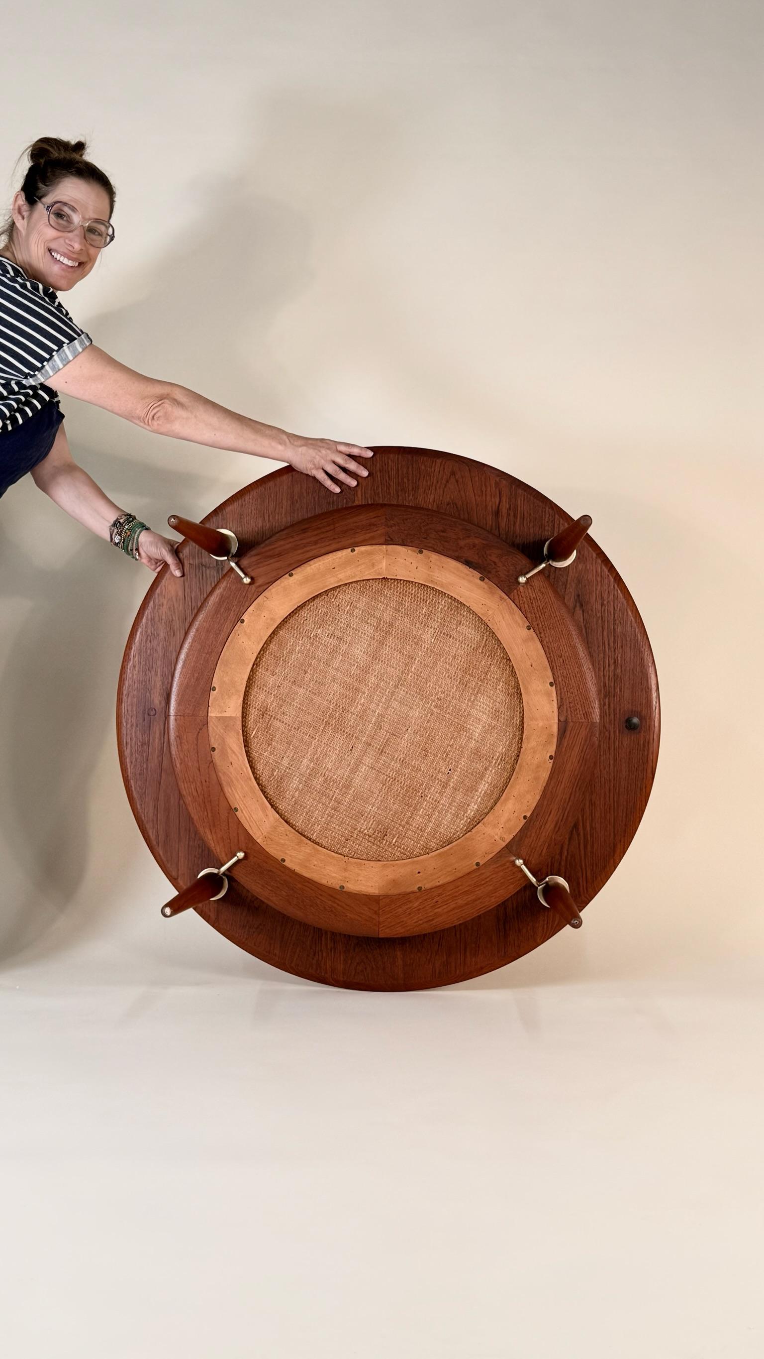 Laiton Table basse ronde en teck massif de Peter Hvidt & Orla Mølgaard-Nielsen  Danemark, 19 en vente