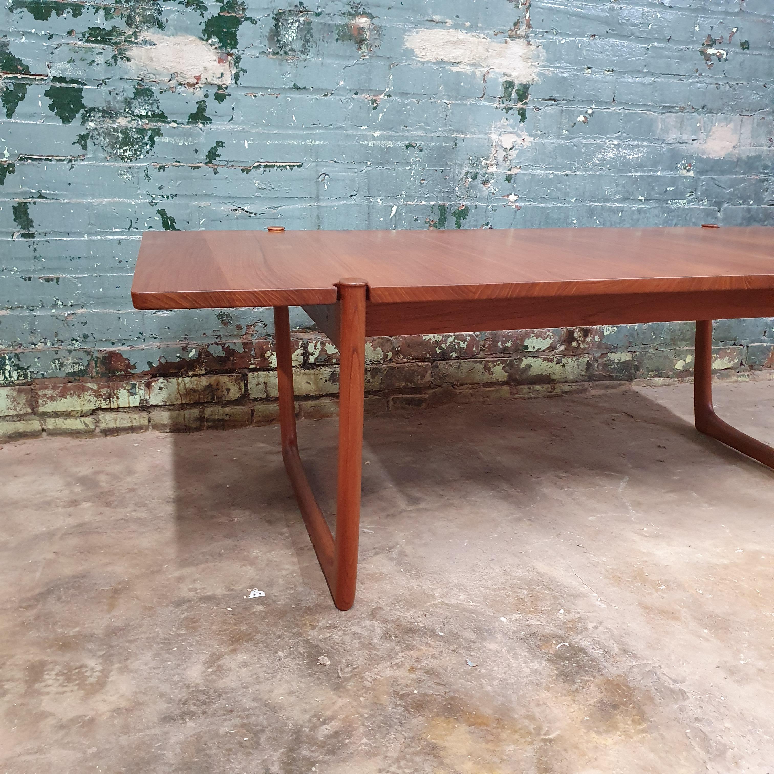 Peter Hvidt and Orla Mølgaard-Nielsen Solid Teak Coffee Table In Good Condition For Sale In Philadelphia, PA