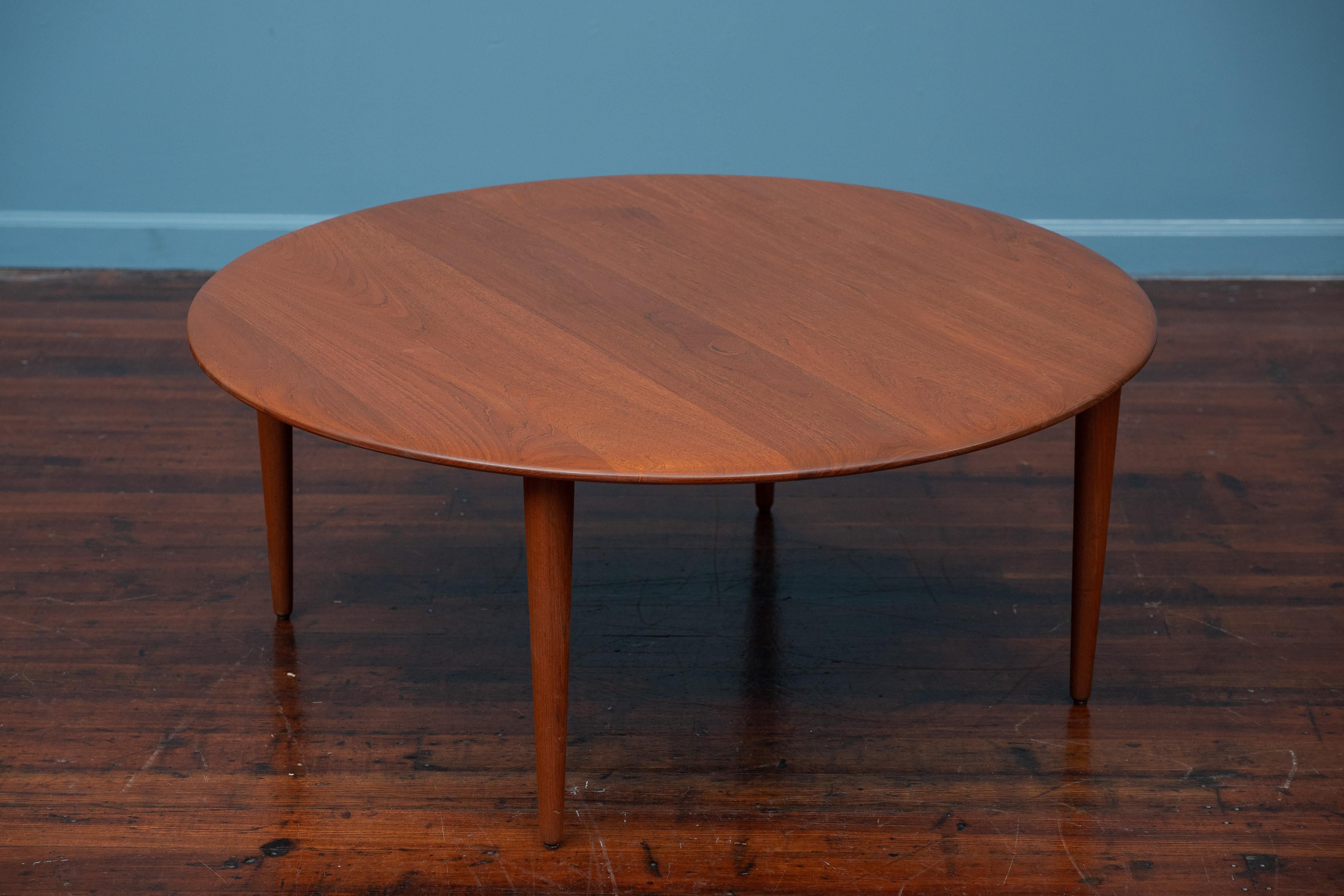 Peter Hvidt e Orla Molgaard disegnano un tavolino per France & Son, Danimarca. Tavolino da caffè dall'aspetto semplice ma sofisticato realizzato in teak massiccio con gambe affusolate. Appena rifinita e con un top rinforzato, pronta per essere