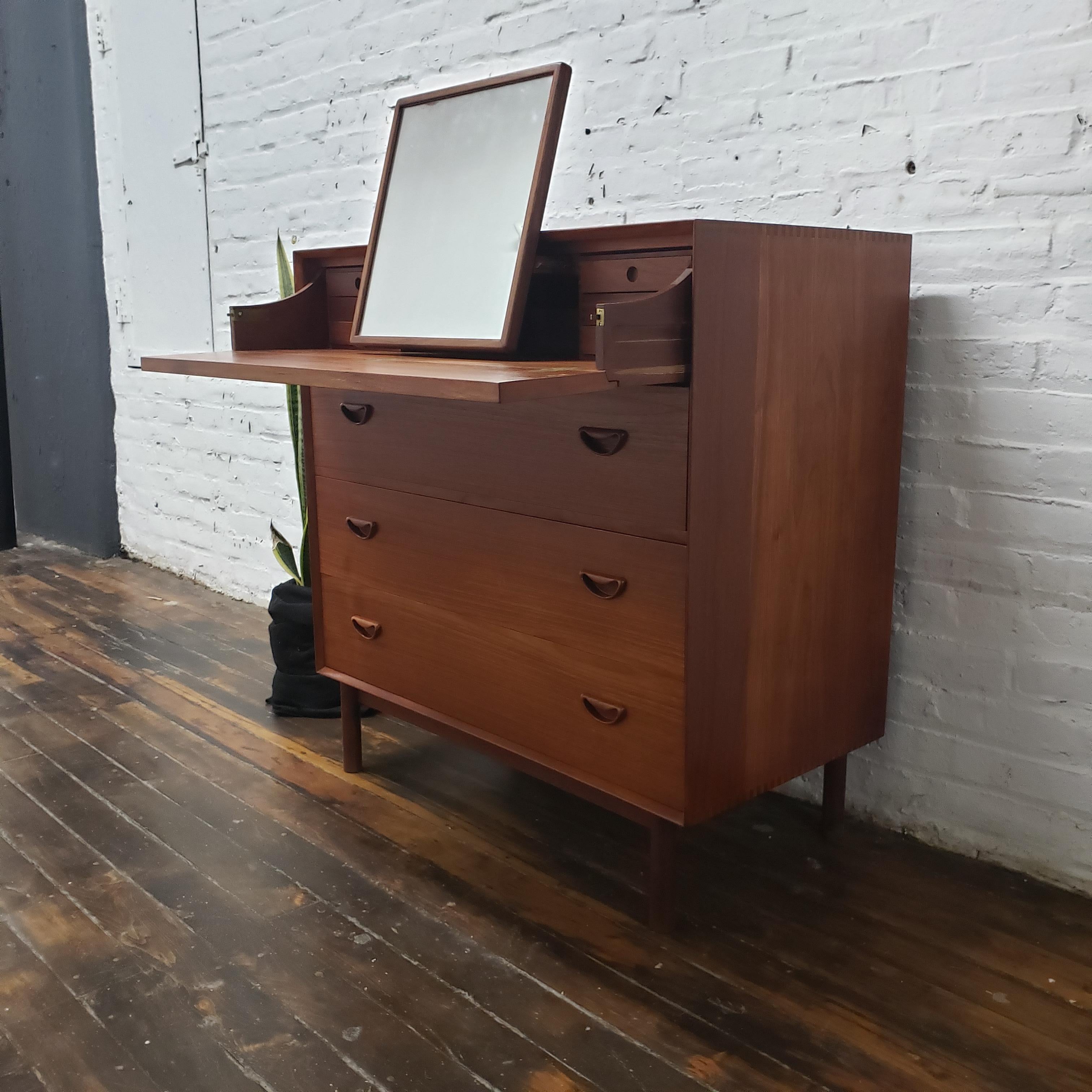 Scandinavian Modern Peter Hvidt and Orla Molgaard-Nielsen for Søborg Møbler Vanity Dresser