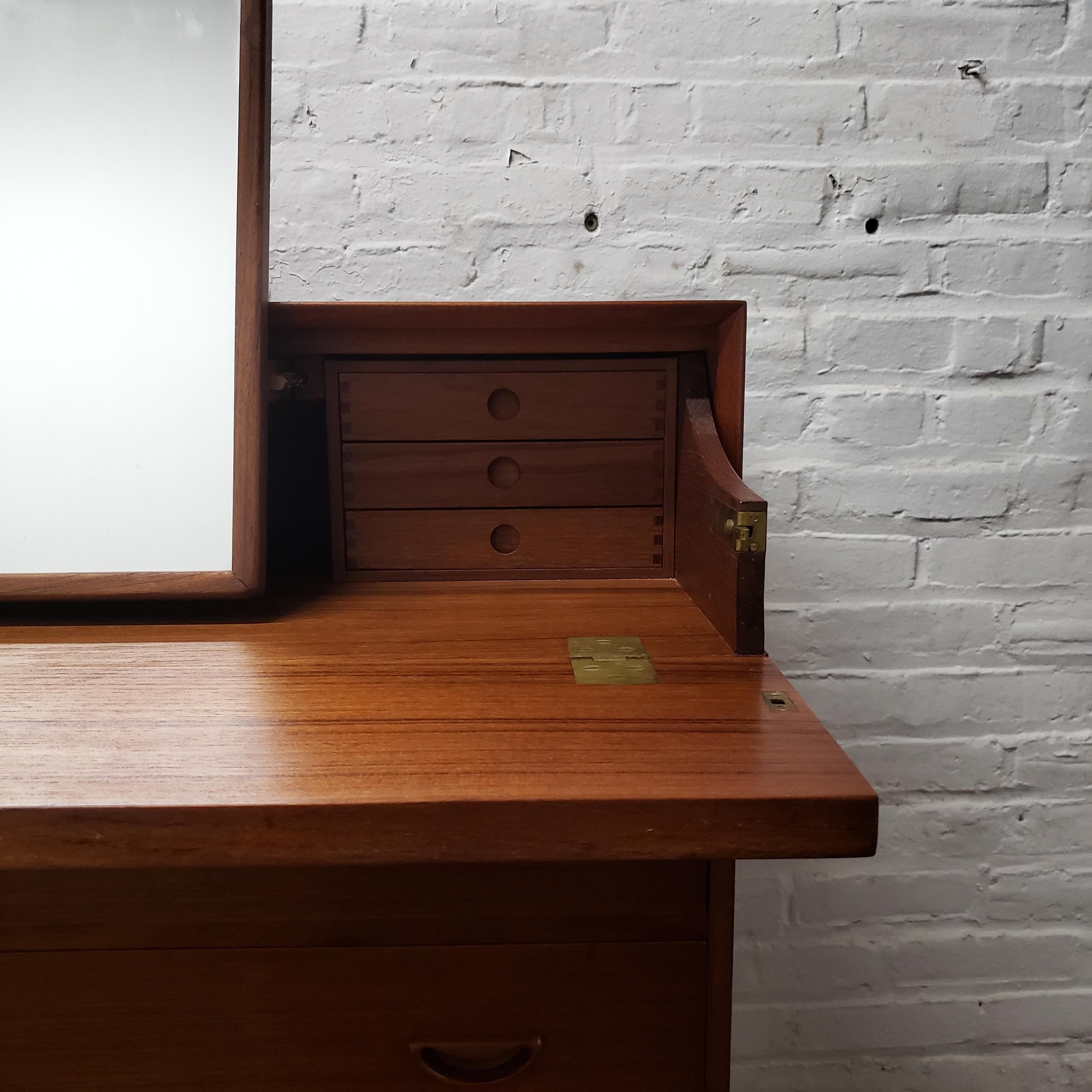 Peter Hvidt and Orla Molgaard-Nielsen for Søborg Møbler Vanity Dresser 2