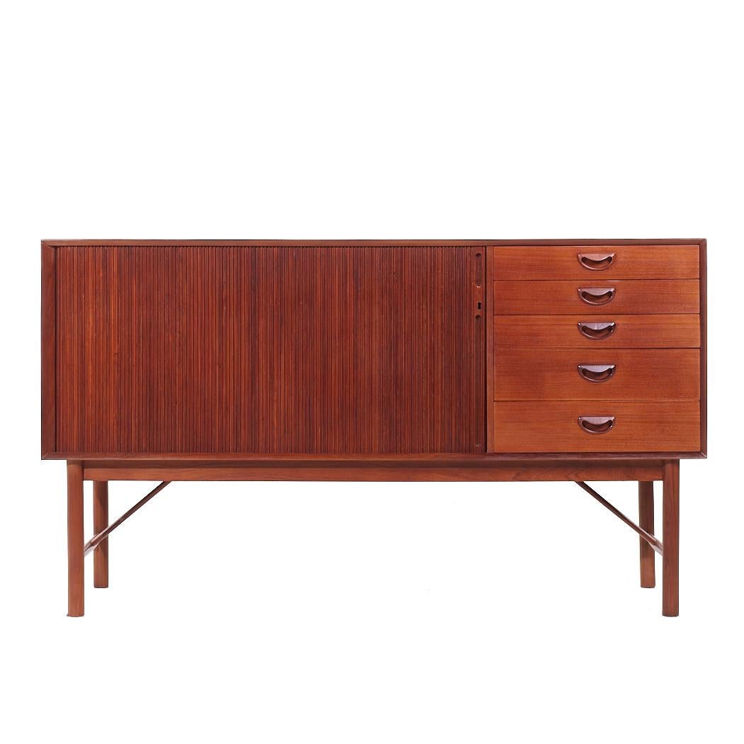 Peter Hvidt e Orla Molgaard-Nielsen per Soborg Møbler Credenza danese di metà secolo con porta a tamburo in teak.

Questa credenza misura: 59,75 larghezza x 18,75 profondità x 34,25 pollici di altezza

Tutti i mobili possono essere acquistati in