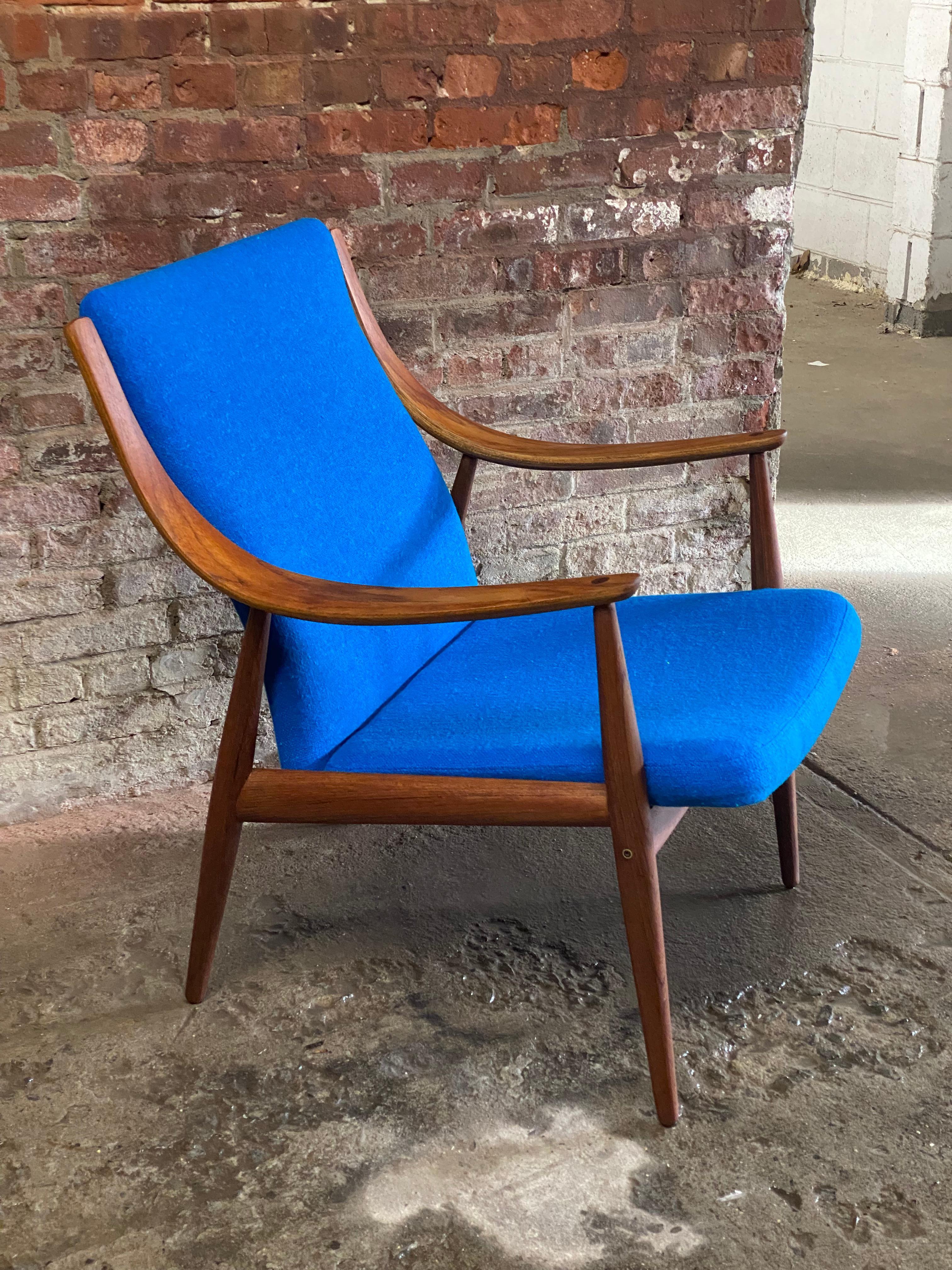 Peter Hvidt and Orla Mølgaard-Nielsen teak scoop armchair. Manufactured in Denmark by France and Daverkosen. Freshly upholstered fabric and cushion back and seat. John Stuart enamel button. Circa 1950-60.

Structurally sound and sturdy design.