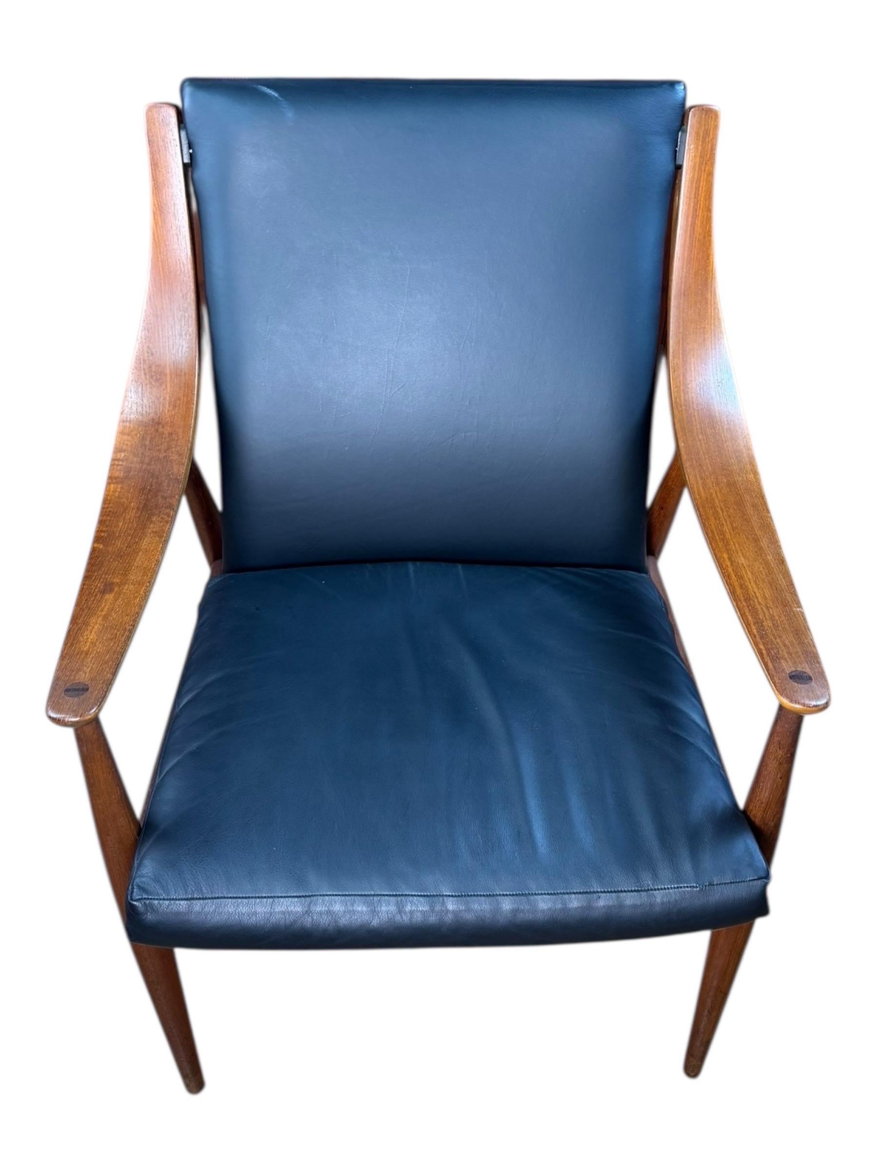 Mid-Century moderno Peter Hvidt e Orla Molgaard-Nielsen Sedia da salotto in pelle nera di tek. in vendita