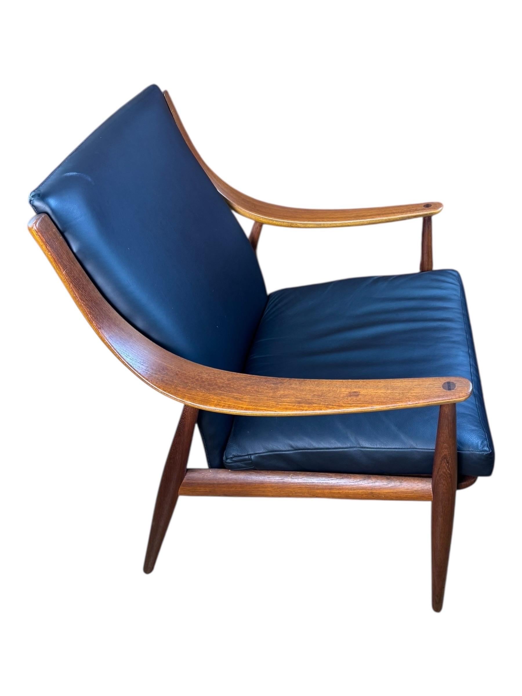 Teak Peter Hvidt e Orla Molgaard-Nielsen Sedia da salotto in pelle nera di tek. in vendita