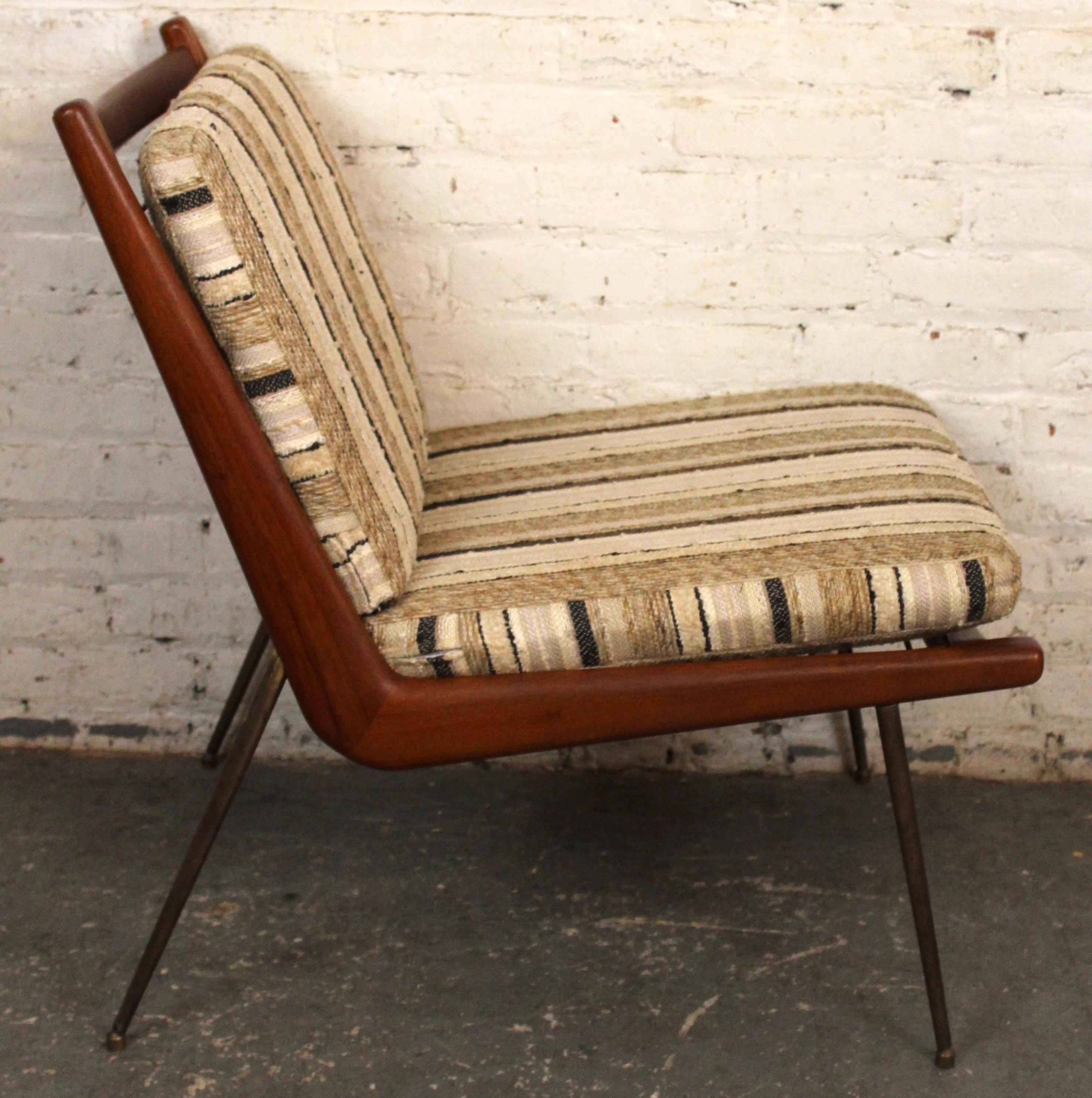 L'iconica poltrona lounge di Peter Hvidt e Orla Molgaard-Nielsen, team di designer scandinavi di fama mondiale della metà del secolo scorso. Con una solida struttura intagliata nel teak in una squisita silhouette a boomerang, una serie di molle
