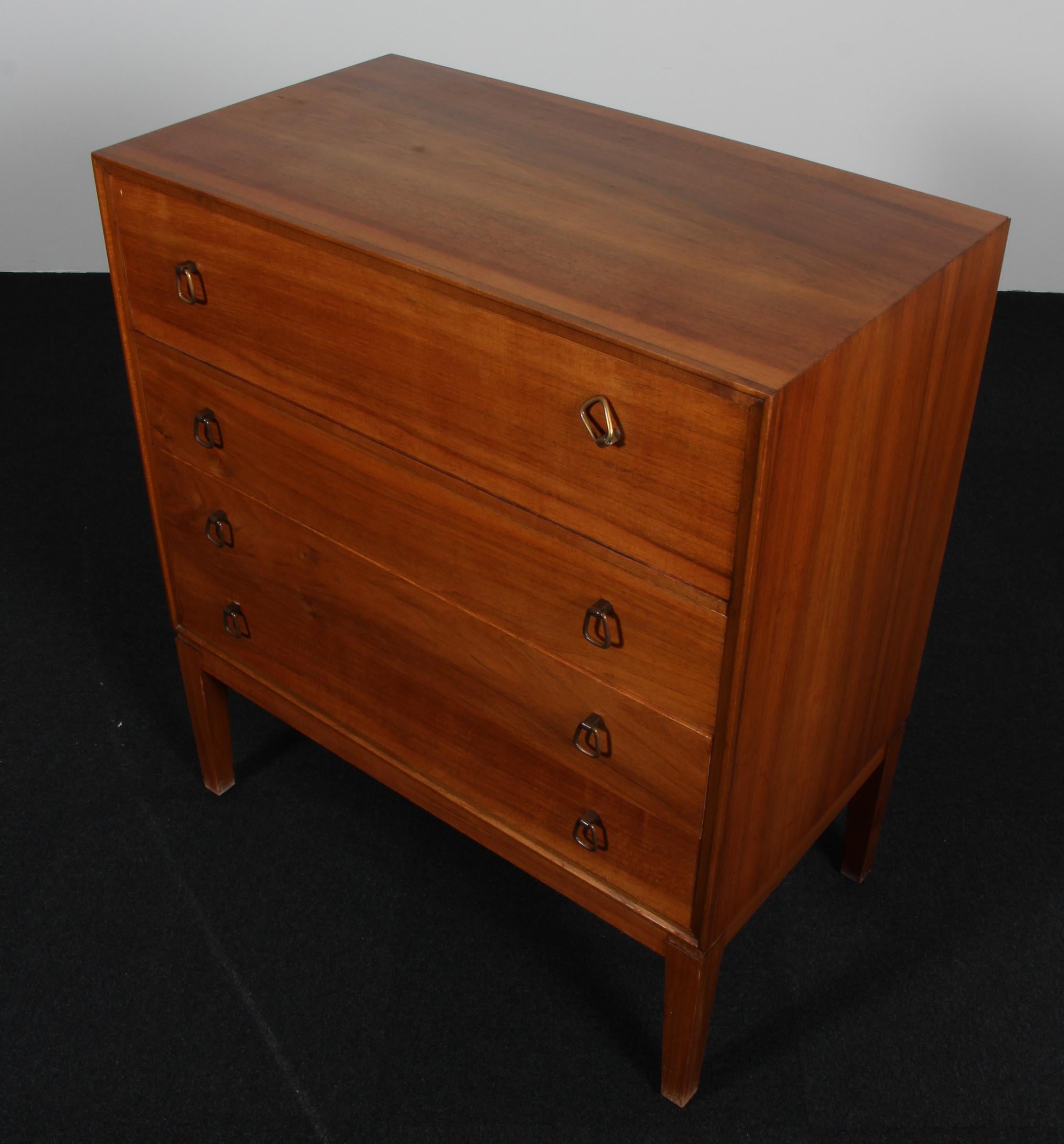 Commode de début d'année de Peters Hvidt avec un ensemble de vanité dans le haut avec miroir, petits tiroirs et plaque. Fabriqué en acajou. Avec tiroirs, poignées en laiton patiné.

Fabriqué par Søborg møbler.