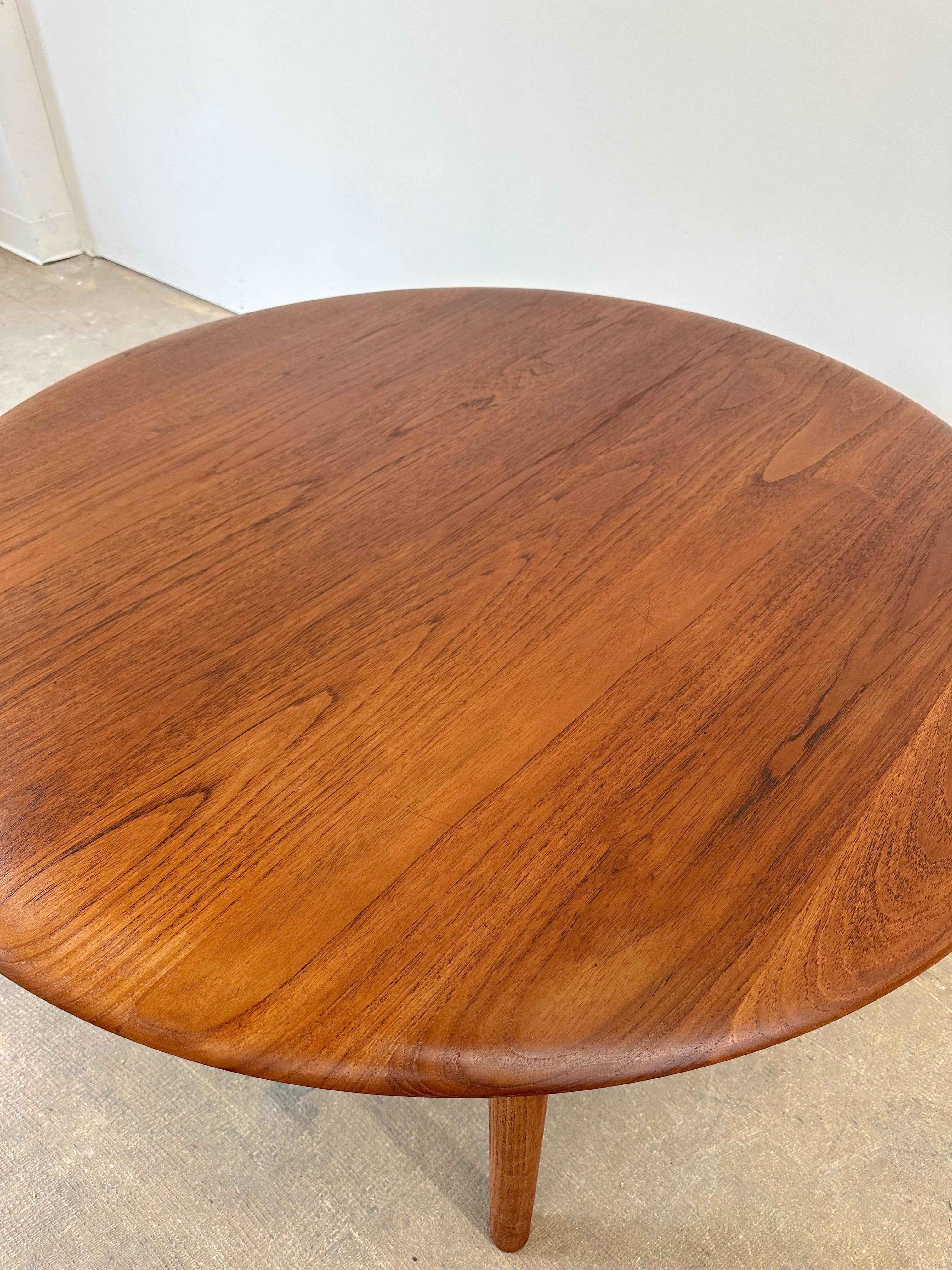 Peter Hvidt Danish Modern Solid Teak Round Coffee Table for France and Son In Good Condition In Kalamazoo, MI
