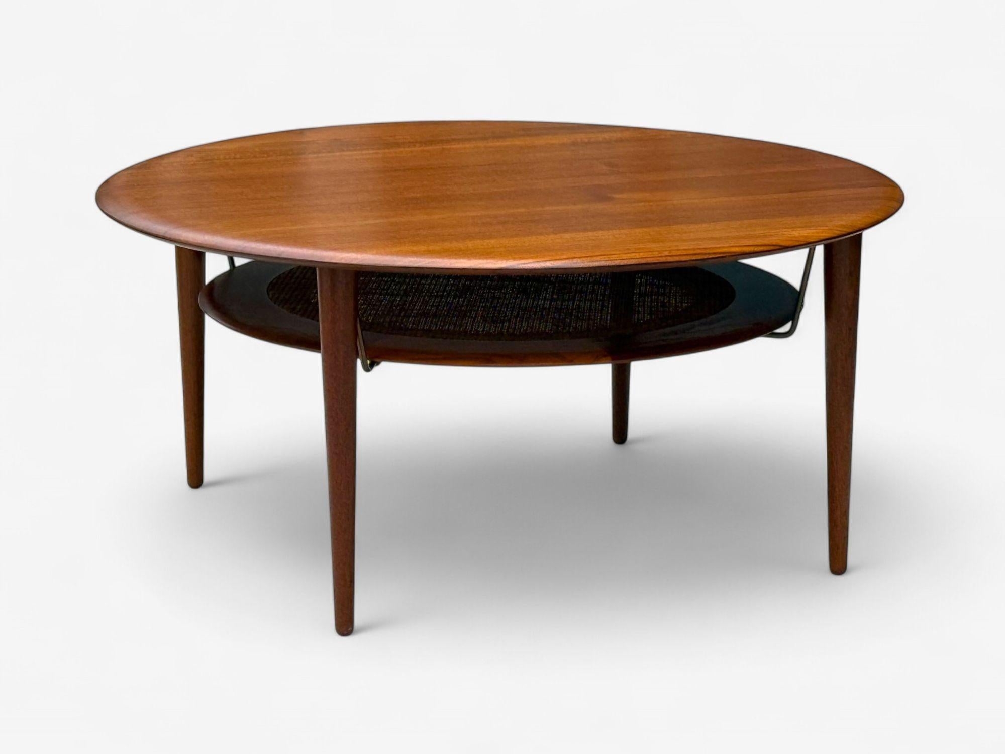 Peter Hvidt e Orla Molgaard-Nielsen, tavolino danese moderno in teak e canna di Minerva, Danimarca, anni '60.

Un esemplare completamente rifinito di un tavolino da caffè modello 515 progettato da Peter Hvidt & Orla Molgaard-Nielsen come parte della