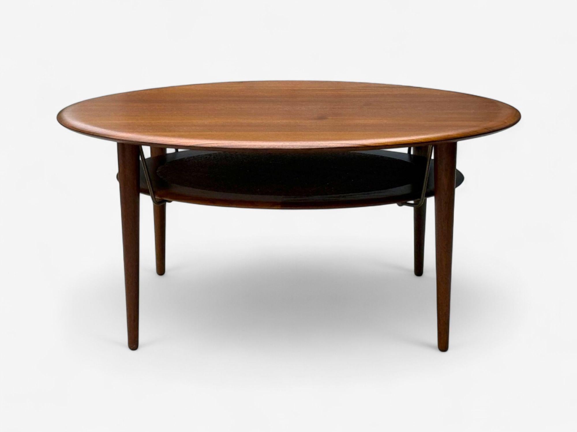 Mid-Century moderno Peter Hvidt, Tavolino danese moderno, teak, canna Minerva, Danimarca, anni '60 in vendita