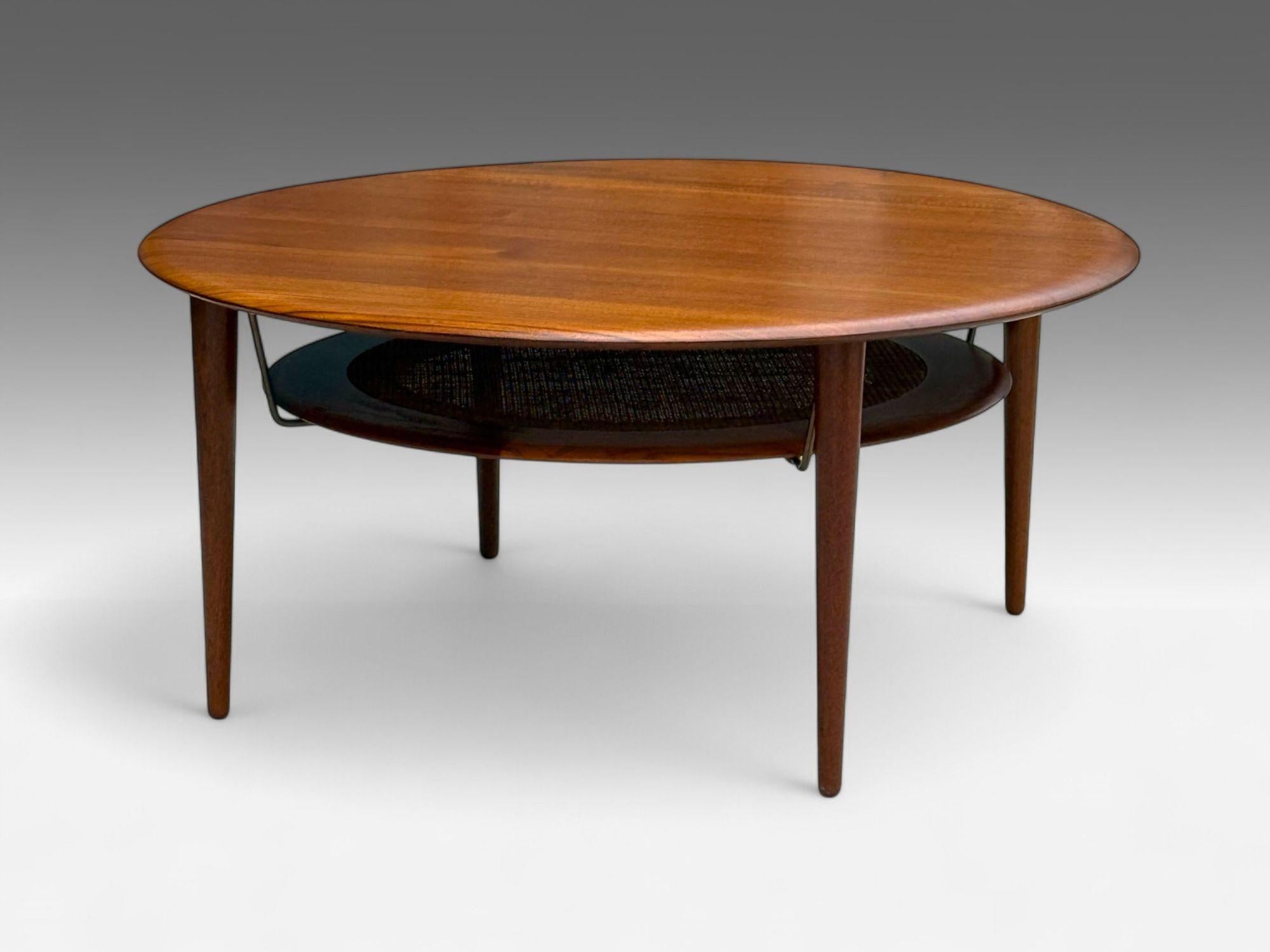 Peter Hvidt, Tavolino danese moderno, teak, canna Minerva, Danimarca, anni '60 In condizioni buone in vendita a Manhasset, NY