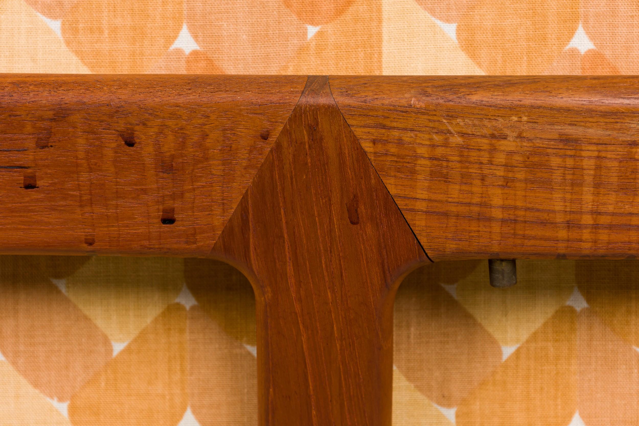 Peter Hvidt - Canapé-lit danois à structure en bois, à cannelures et à motifs dorés, rembourré en vente 6