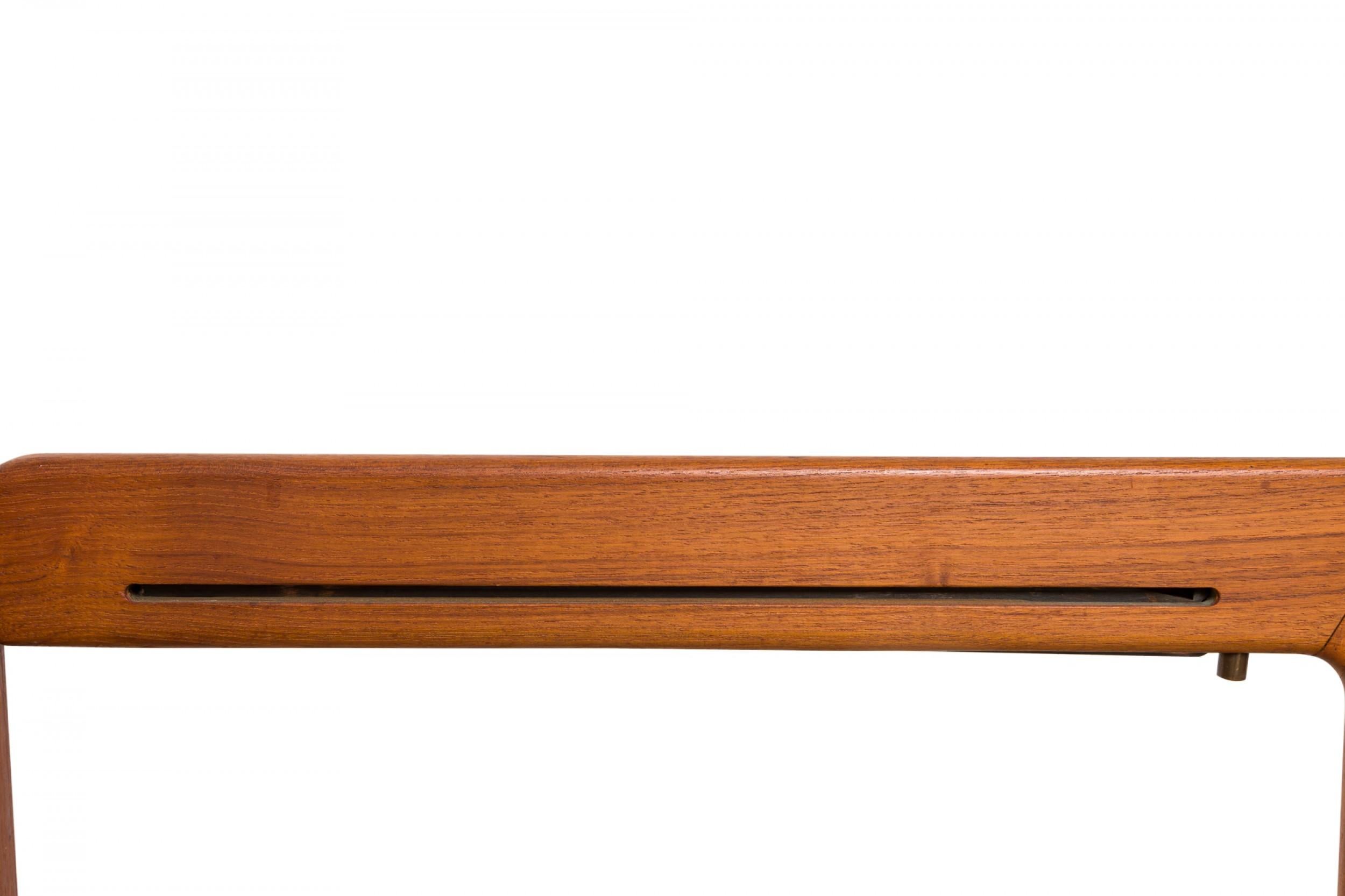 Peter Hvidt - Canapé-lit danois à structure en bois, à cannelures et à motifs dorés, rembourré en vente 12