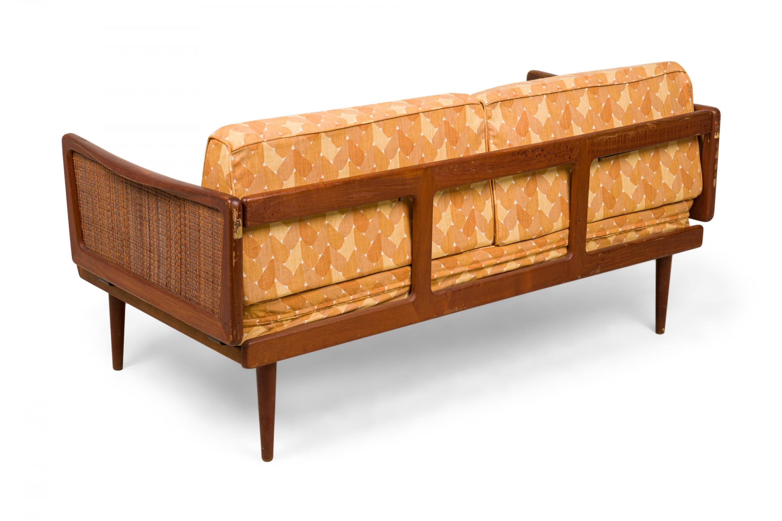 Danois Peter Hvidt - Canapé-lit danois à structure en bois, à cannelures et à motifs dorés, rembourré en vente