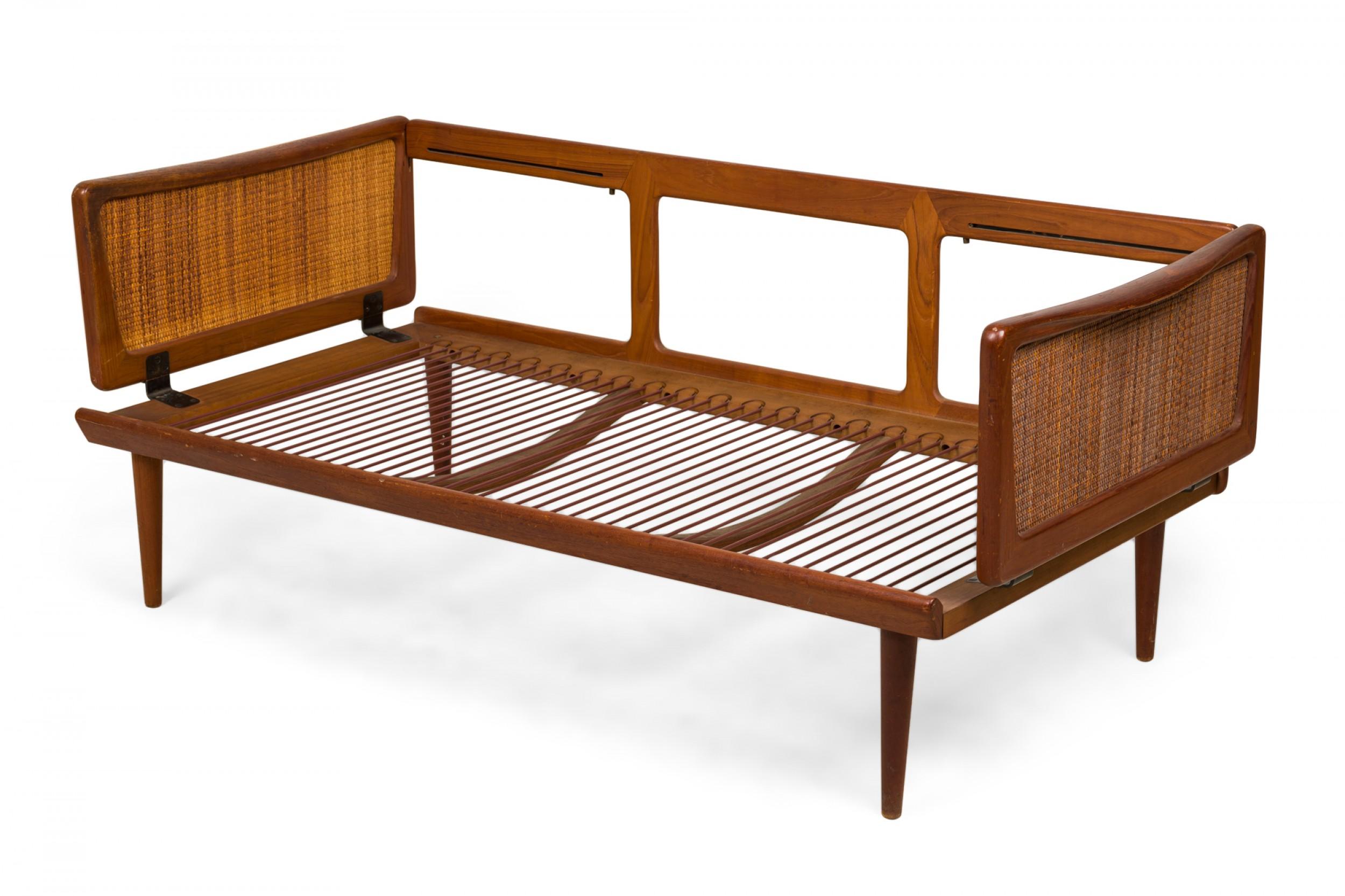 Tissu Peter Hvidt - Canapé-lit danois à structure en bois, à cannelures et à motifs dorés, rembourré en vente
