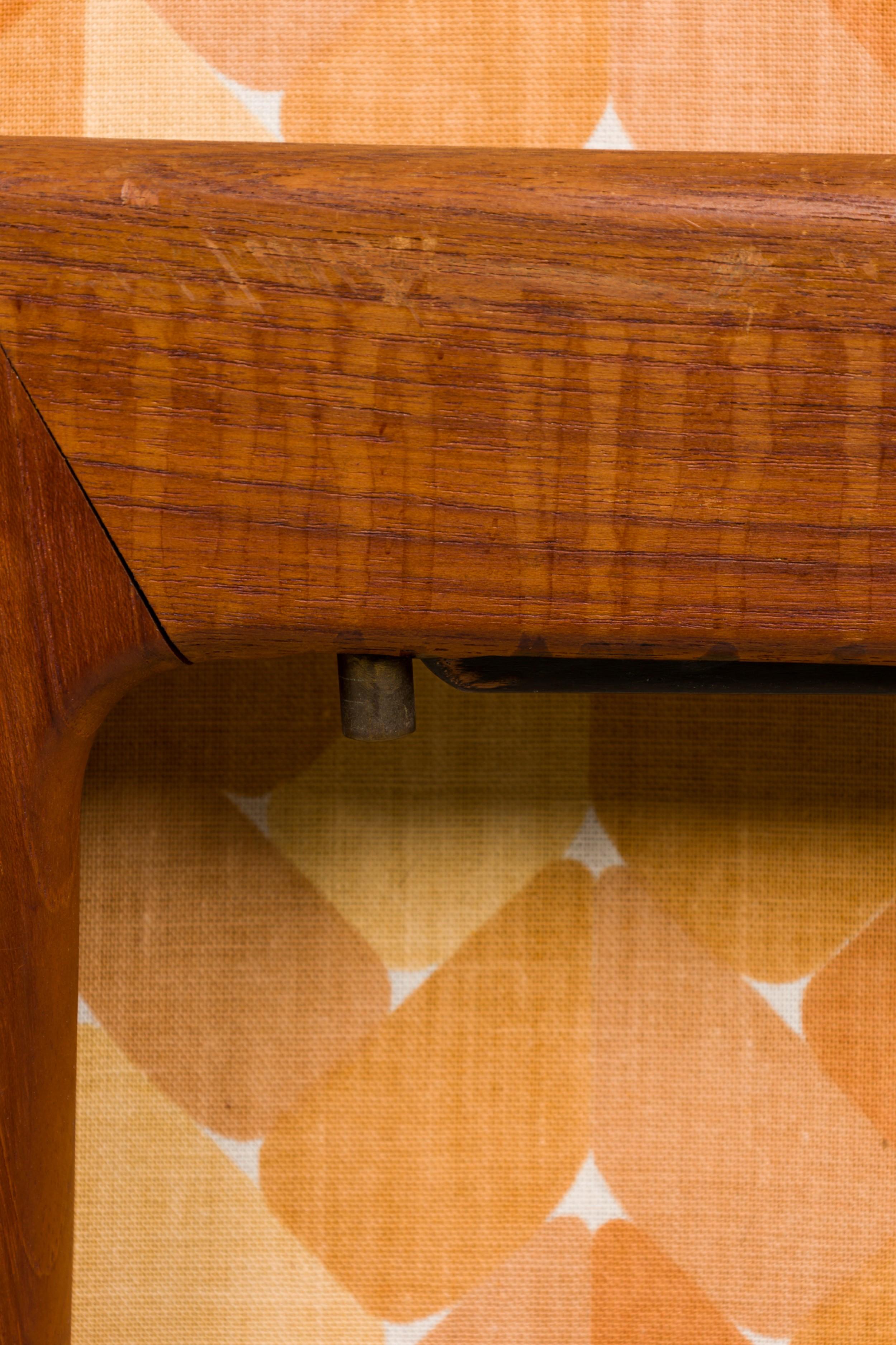 Peter Hvidt - Canapé-lit danois à structure en bois, à cannelures et à motifs dorés, rembourré en vente 2