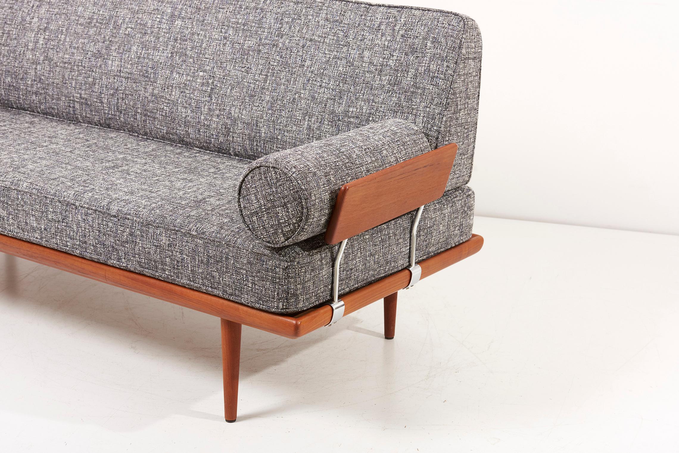Sofá-cama Peter Hvidt de teca, Dinamarca, años 50. Nuevo tapizado en tela Kvadrat de Raf Simons.