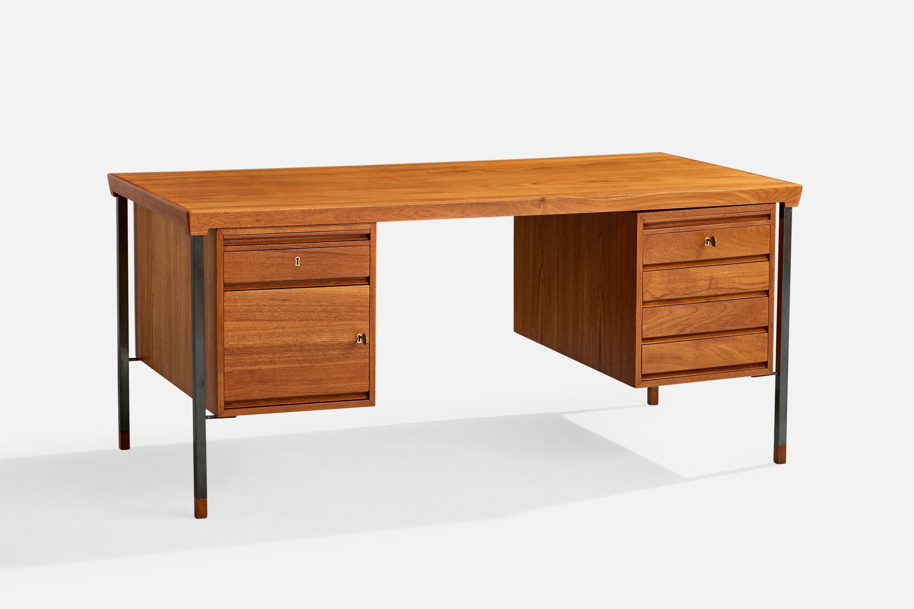 Scrivania in teak e acciaio progettata da Peter Hvidt e prodotta da Søborg Møbelfabrik, Danimarca, 1959 circa.

Ossidazione minore presente sul metallo e sull'ottone

Usura coerente con l'età e l'uso

Dimensioni complessive (pollici): 28,5 