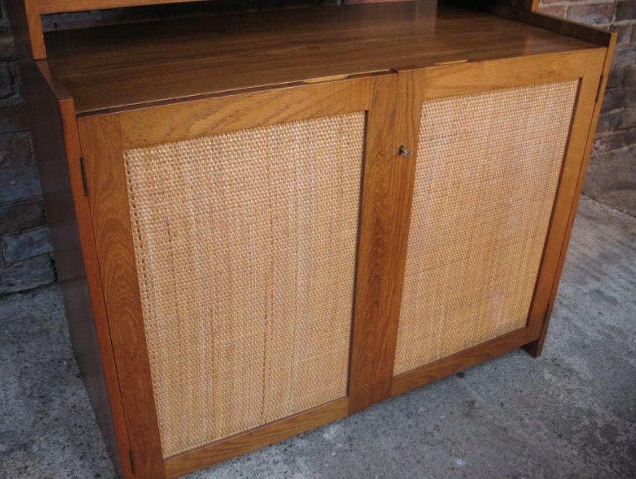 Wunderschönes hohes Sideboard von Peter Hvidt für France & Son, Dänemark, 1960er Jahre

Ein auffälliges und elegantes hohes Sideboard, entworfen von Peter Hvidt für France & Son, Dänemark. Dieses raffinierte Stück kombiniert skulpturales dänisches