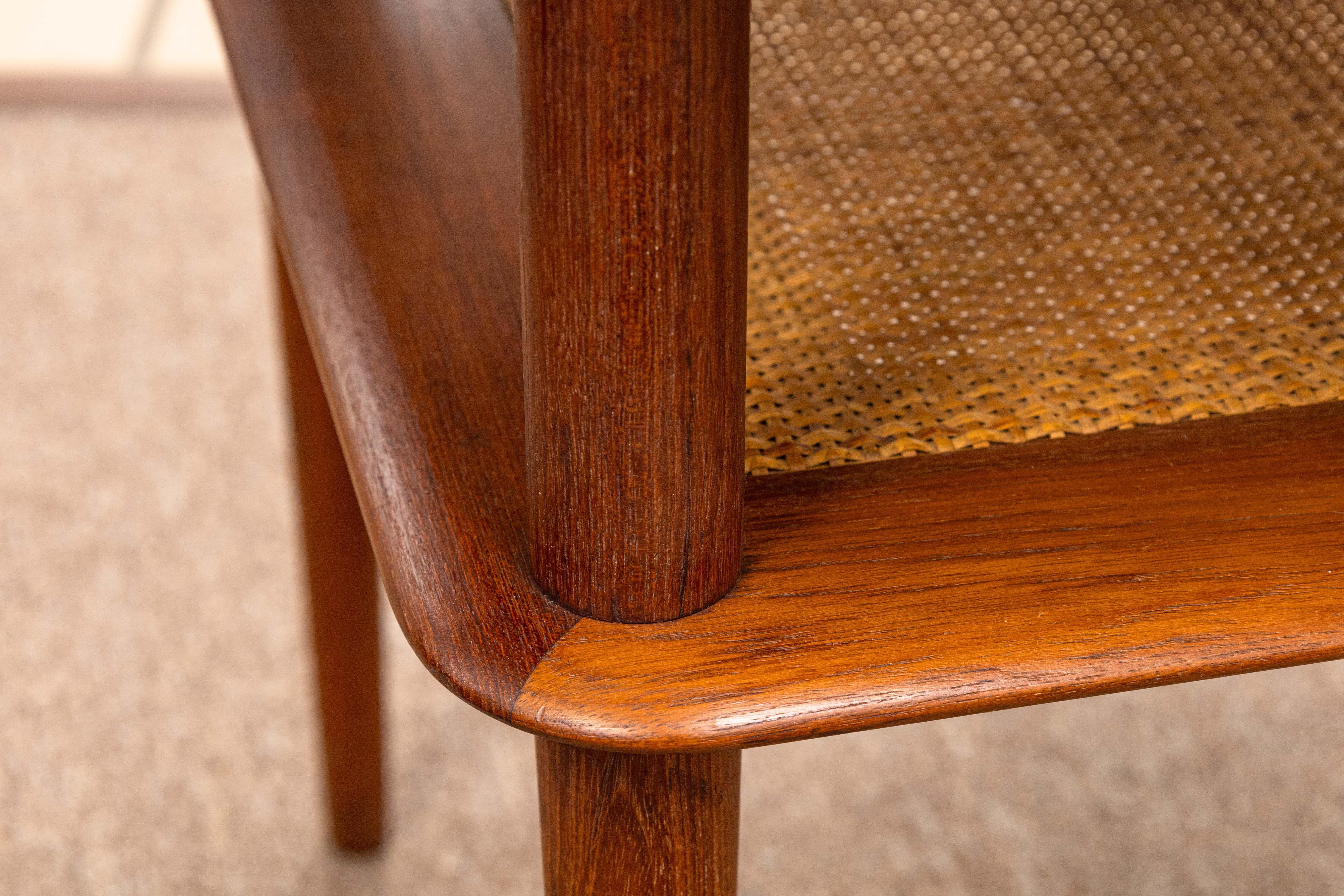 Peter Hvidt for John Stuart MCM Danish Teak and Cane Round End Side Table In Good Condition In Keego Harbor, MI