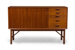 Peter Hvidt per Søborg Møbler Armadio danese del Medioevo in teak con tamburo piccolo