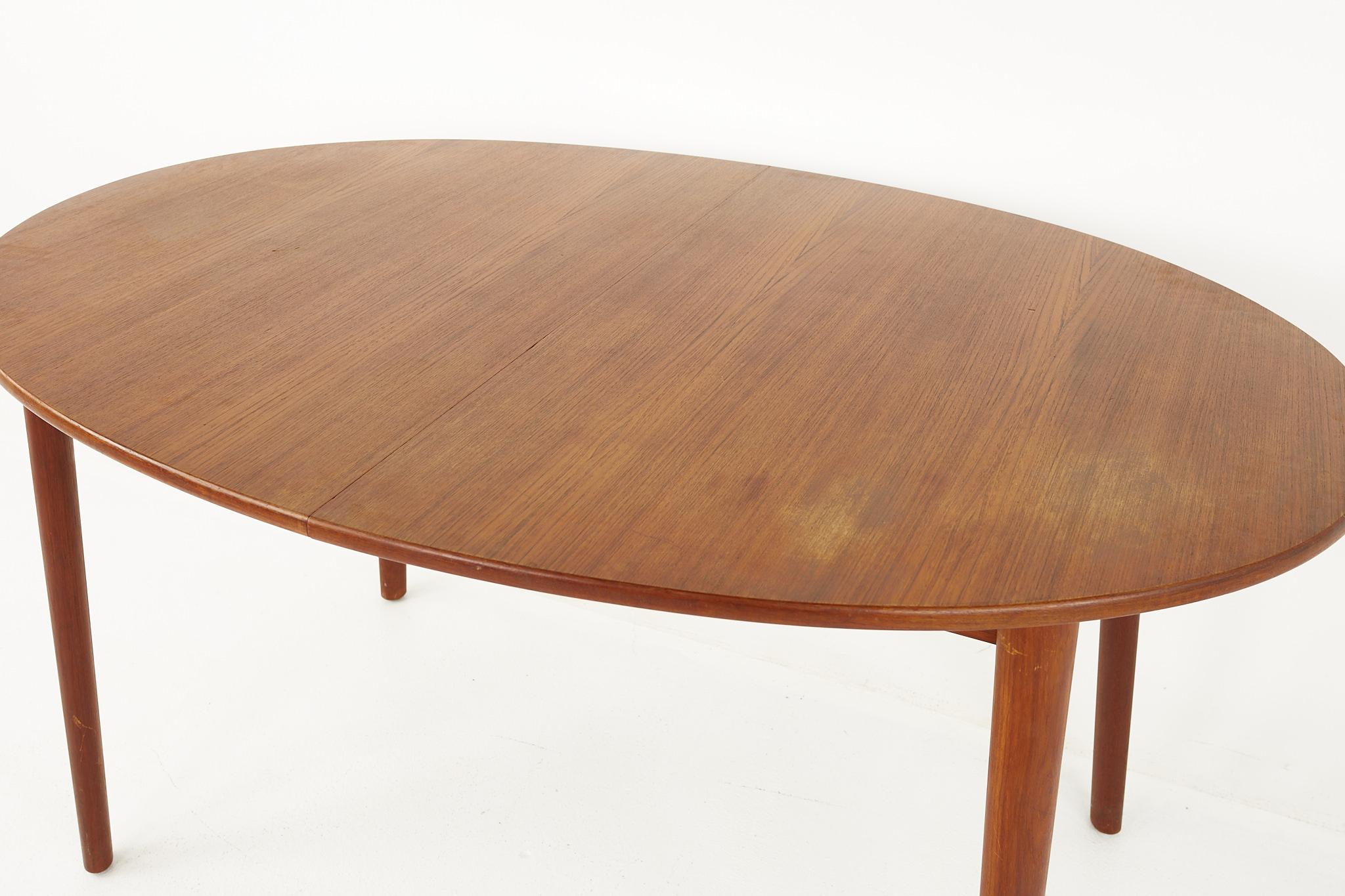 Peter Hvidt Mid Century Dining Table with 2 Leaves In Good Condition In Countryside, IL
