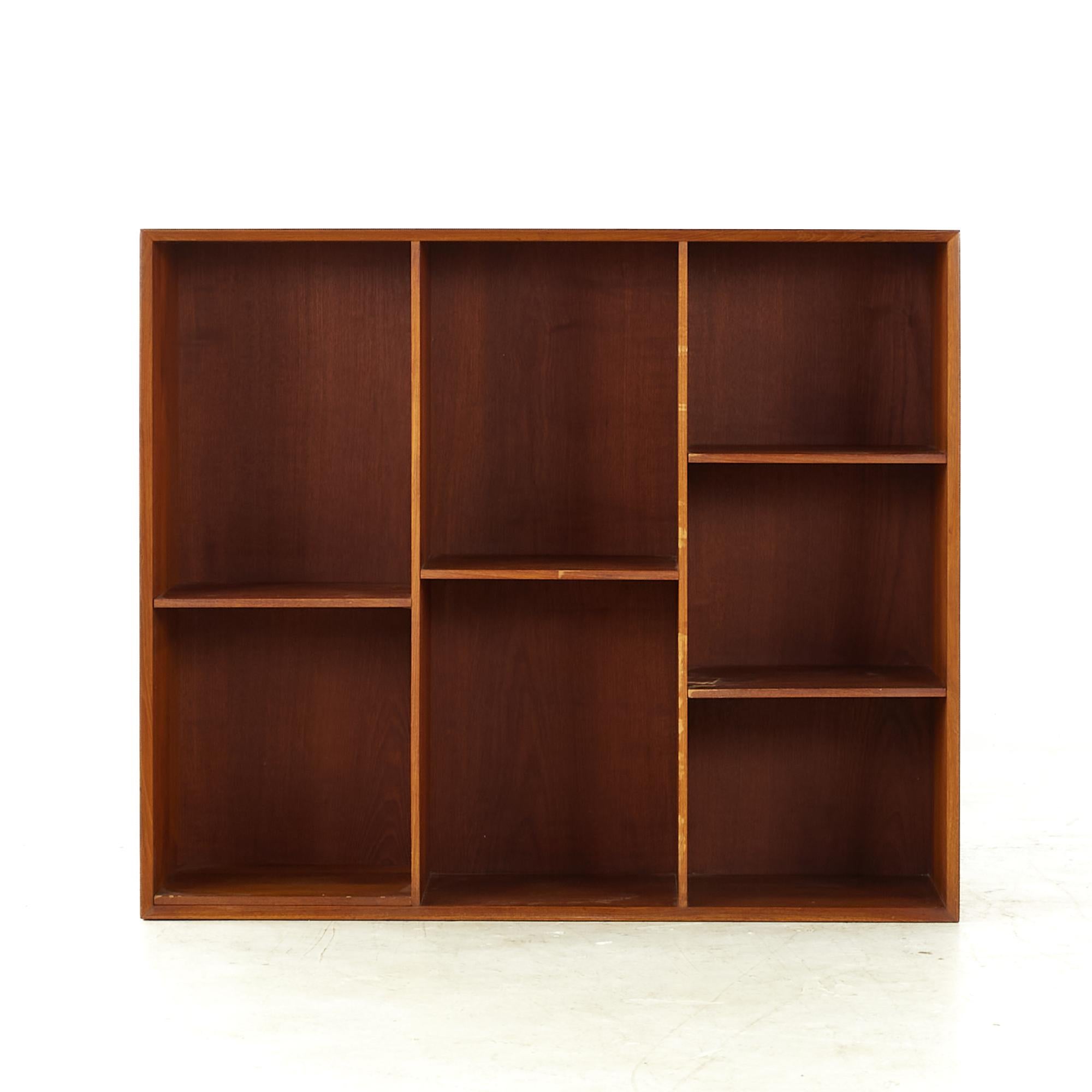 Scaffale per libri in teak di Peter Hvidt, metà del secolo scorso.

Questo scaffale per libri misura: 35,5 larghezza x 10,75 profondità x 30 pollici di altezza

Tutti i mobili possono essere acquistati in quello che noi chiamiamo stato vintage
